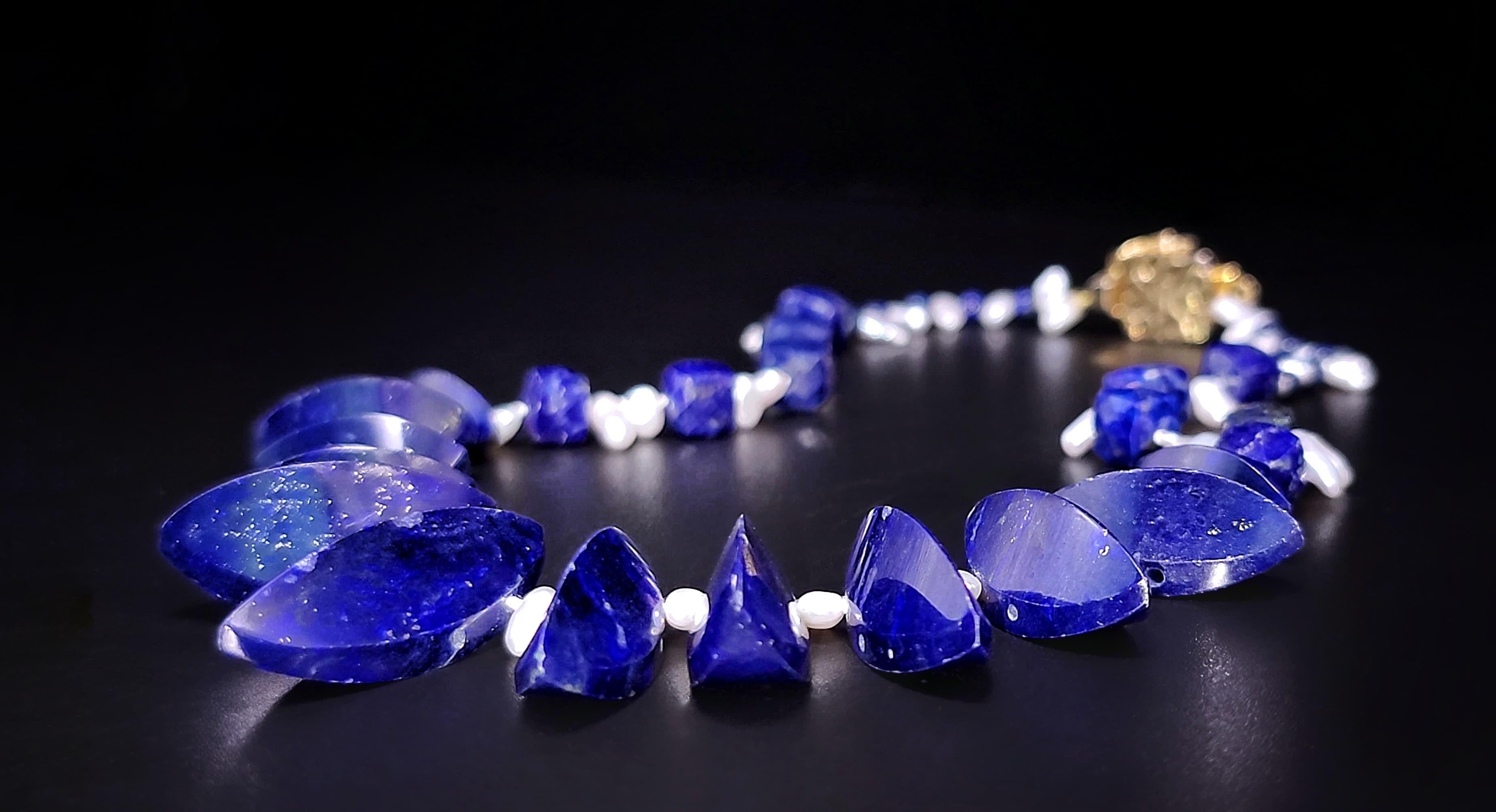 A.Jeschel Le perle di Lapis dal taglio insolito sono infilate in un'elegante collana. in vendita 1