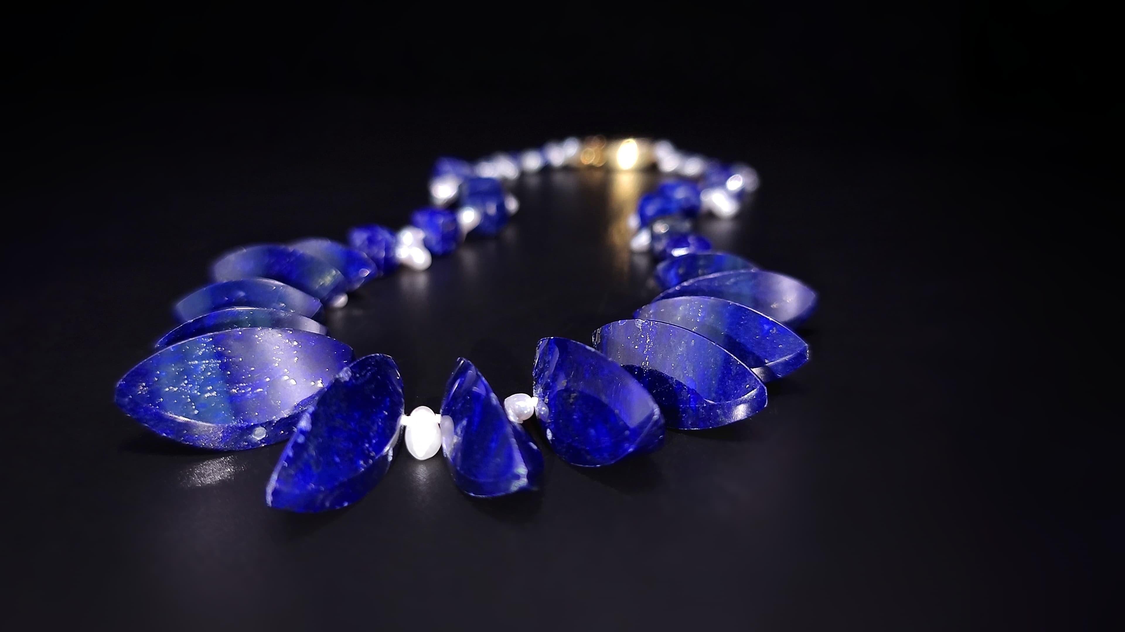 A.Jeschel Le perle di Lapis dal taglio insolito sono infilate in un'elegante collana. in vendita 2