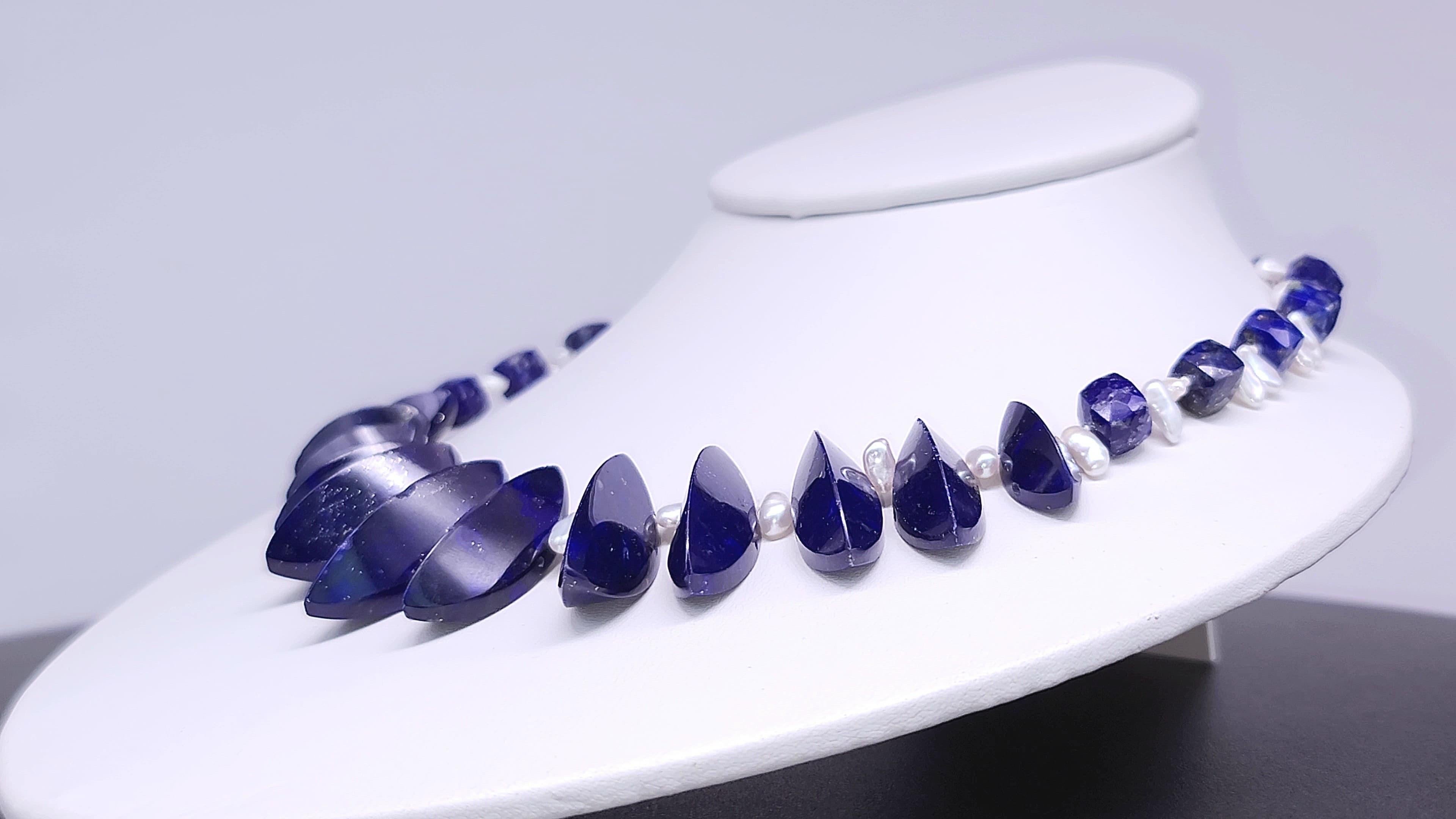 Taglio misto A.Jeschel Le perle di Lapis dal taglio insolito sono infilate in un'elegante collana. in vendita
