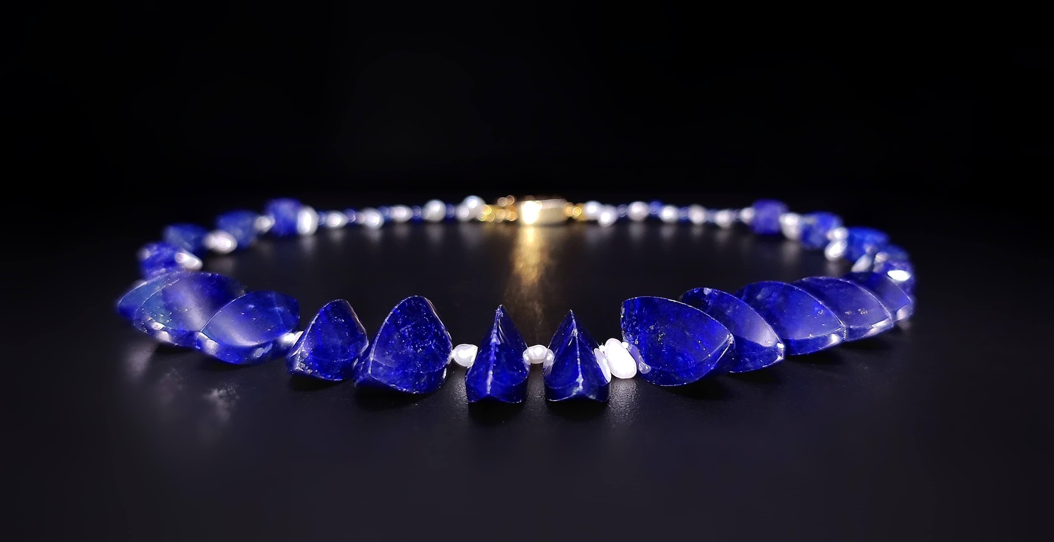 A.Jeschel Le perle di Lapis dal taglio insolito sono infilate in un'elegante collana. in vendita 3