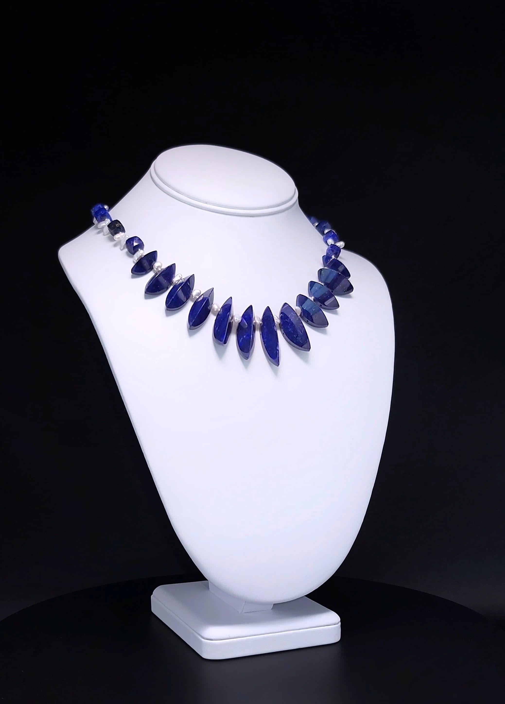 Questa splendida collana è caratterizzata da perle di Lapis che evocano il fascino delle fette di frutta. La loro forma a tre lati cattura la luce in modo meraviglioso, mentre il loro tocco delicato sulla pelle garantisce il comfort.

Tra il