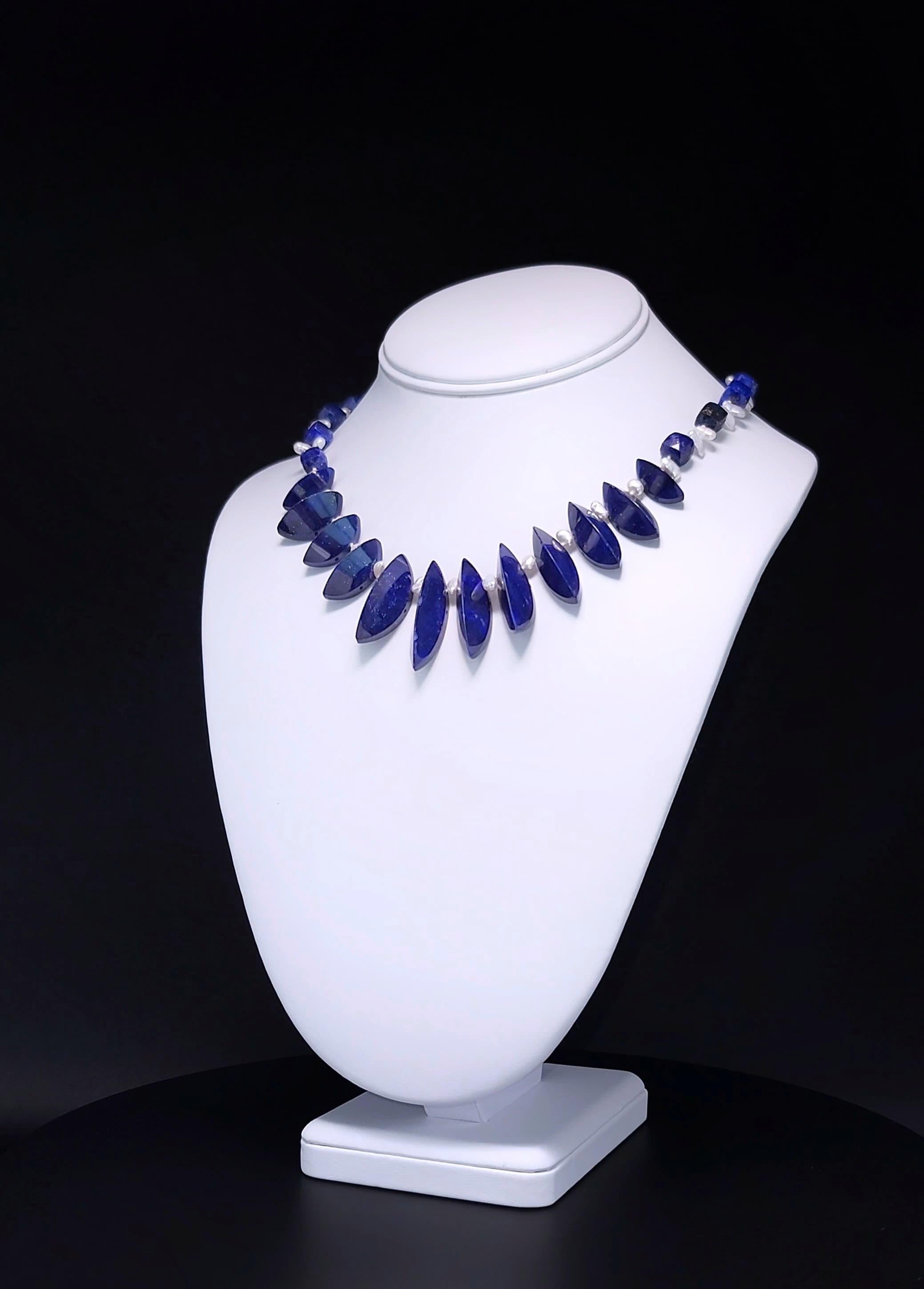 A.Jeschel Le perle di Lapis dal taglio insolito sono infilate in un'elegante collana. in vendita 7