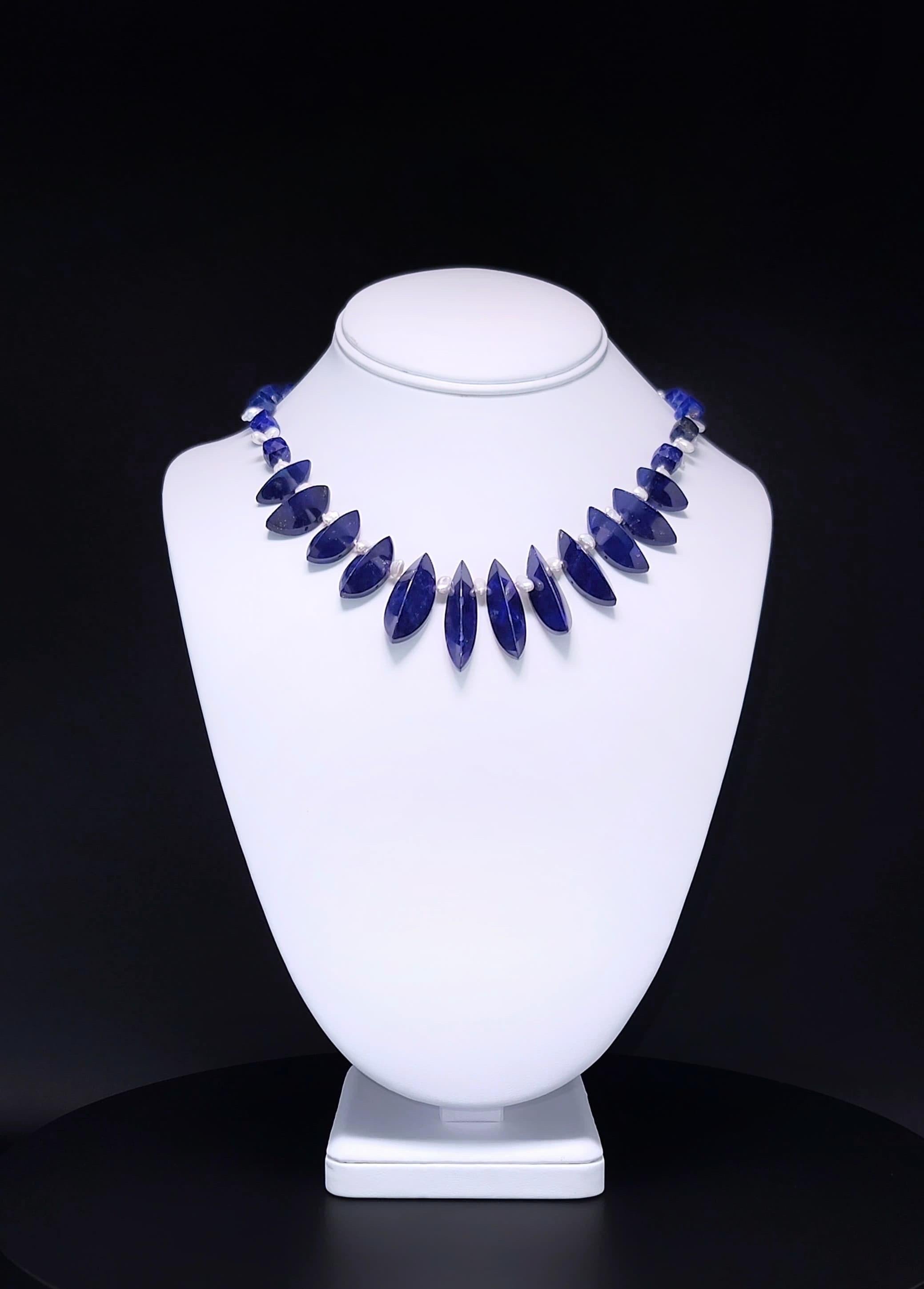 A.Jeschel Le perle di Lapis dal taglio insolito sono infilate in un'elegante collana. in vendita 9