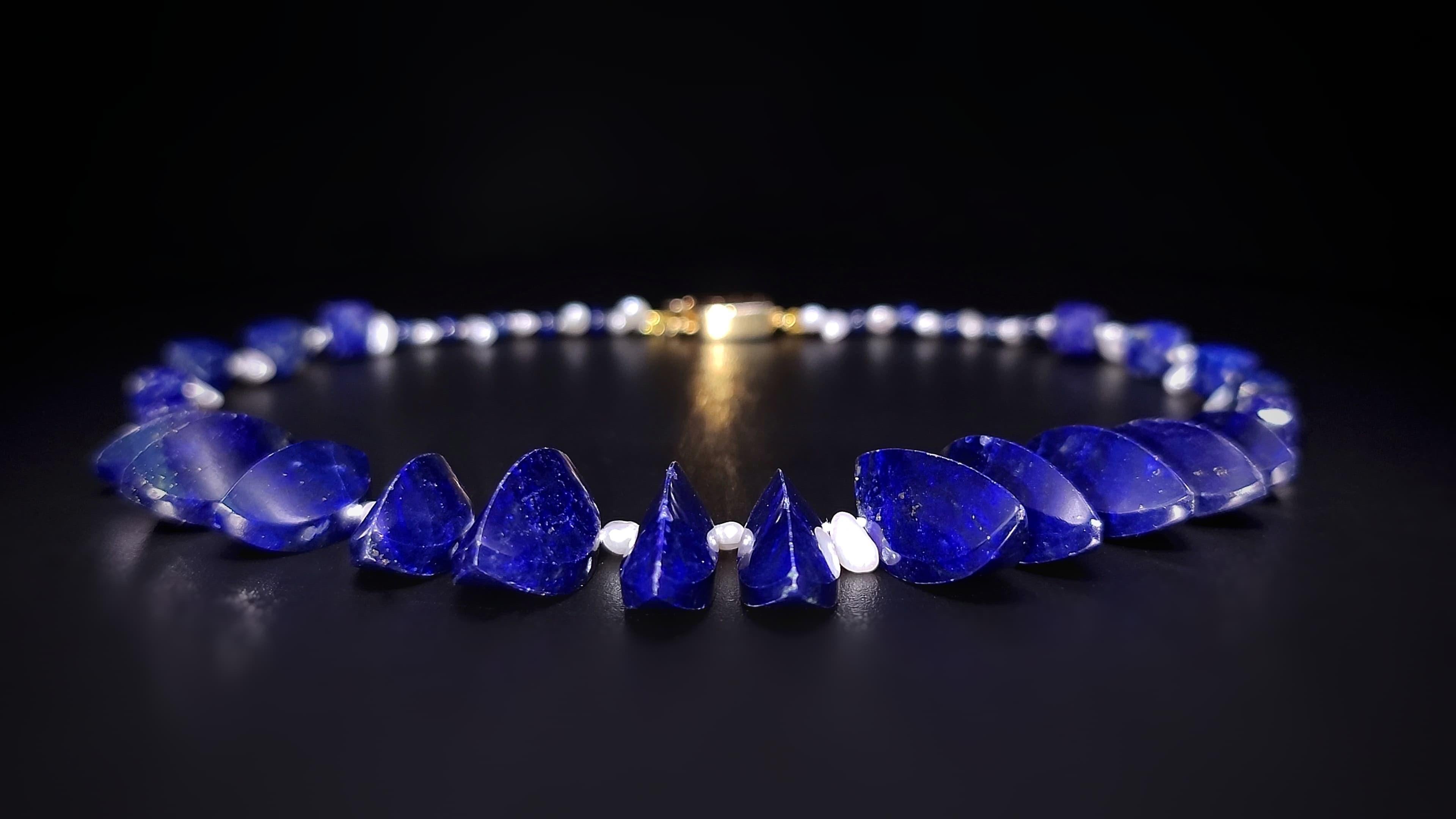A.Jeschel Le perle di Lapis dal taglio insolito sono infilate in un'elegante collana. in vendita 12