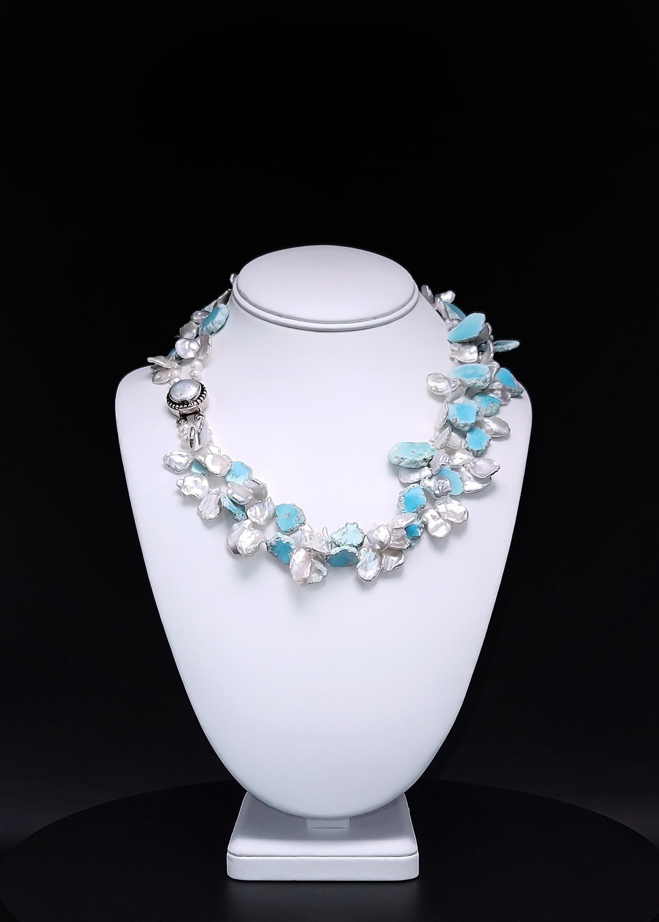 Collana con volant in turchese e perle Keshi unica nel suo genere

Questa straordinaria collana presenta fili di turchese arruffato della Bella Addormentata combinati con l'eleganza naturale delle perle Keshi, ogni elemento selezionato a mano per la
