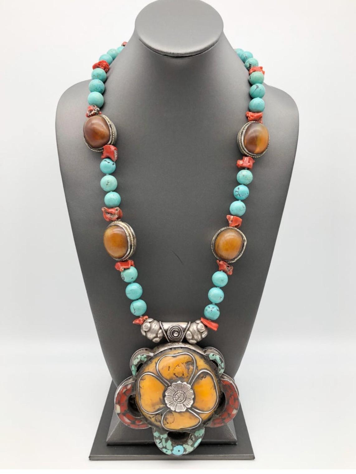Unico nel suo genere
Una collana con ciondolo tibetano assolutamente unica e audace, con uno splendido disegno in argento Sterling Vintage 