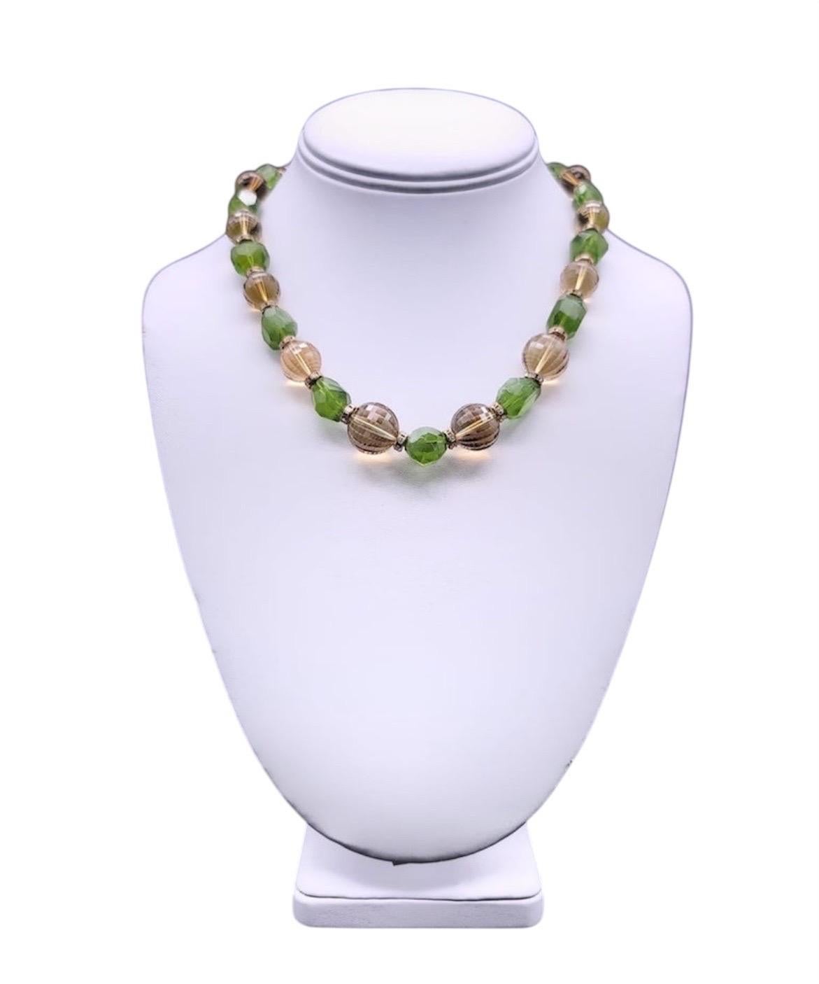 Einzigartig
Entdecken Sie die außergewöhnliche Schönheit dieser einzigartigen Halskette, ein wahres Zeugnis der Pracht der Natur. Ungewöhnlich große, facettierte Peridot-Nuggets und bezaubernde, facettierte Citrin-Edelsteine wechseln sich anmutig