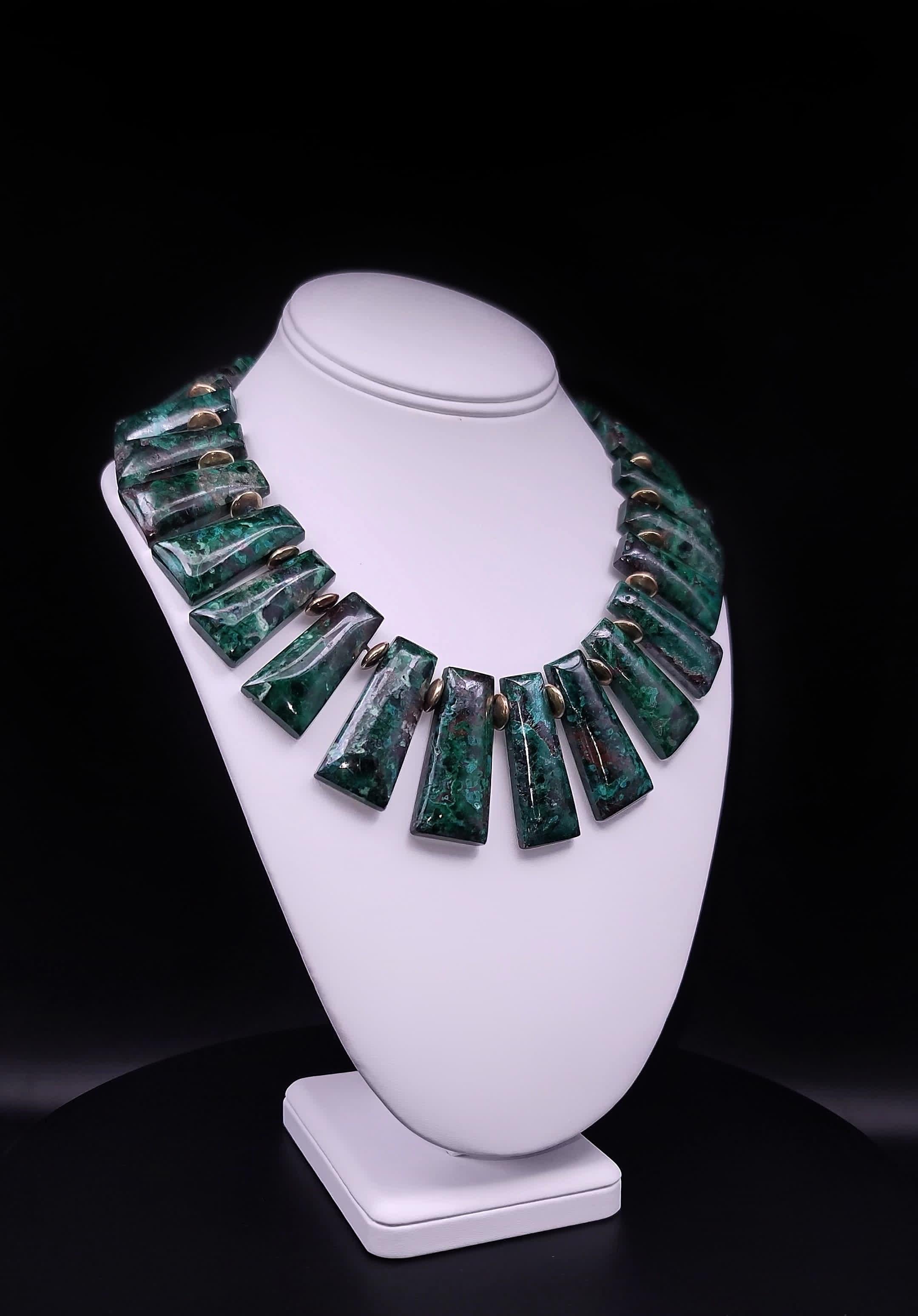 Unico nel suo genere

Una collana di Malachite Azurite che grida potere. Questa brillante pietra verde seta è stata tagliata in trapezi graduati che formano un collare verde con distanziatori in vermeil che separano ogni pietra, tagliati e lucidati
