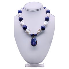 A.Jeschel, superbe collier de perles baroques et de lapis.