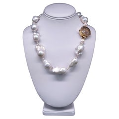 A.Jeschel, collier glamour à un seul brin de grandes perles baroques.