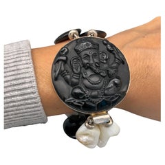 A.Jeschel Bracelet audacieux en onyx avec fermoir sculpté du seigneur Ganesh.