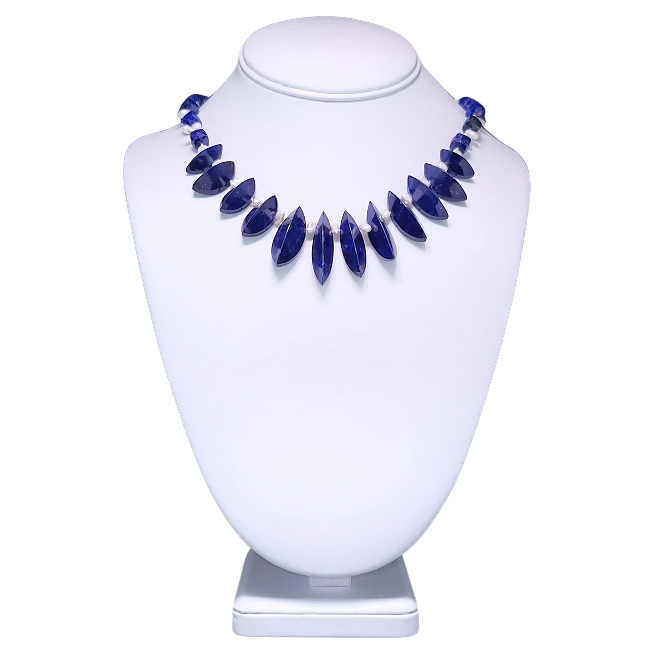 A.Jeschel Le perle di Lapis dal taglio insolito sono infilate in un'elegante collana. in vendita