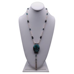 A.Jeschel Collier sophistiqué de longues perles d'eau douce avec pendentif en turquoise.