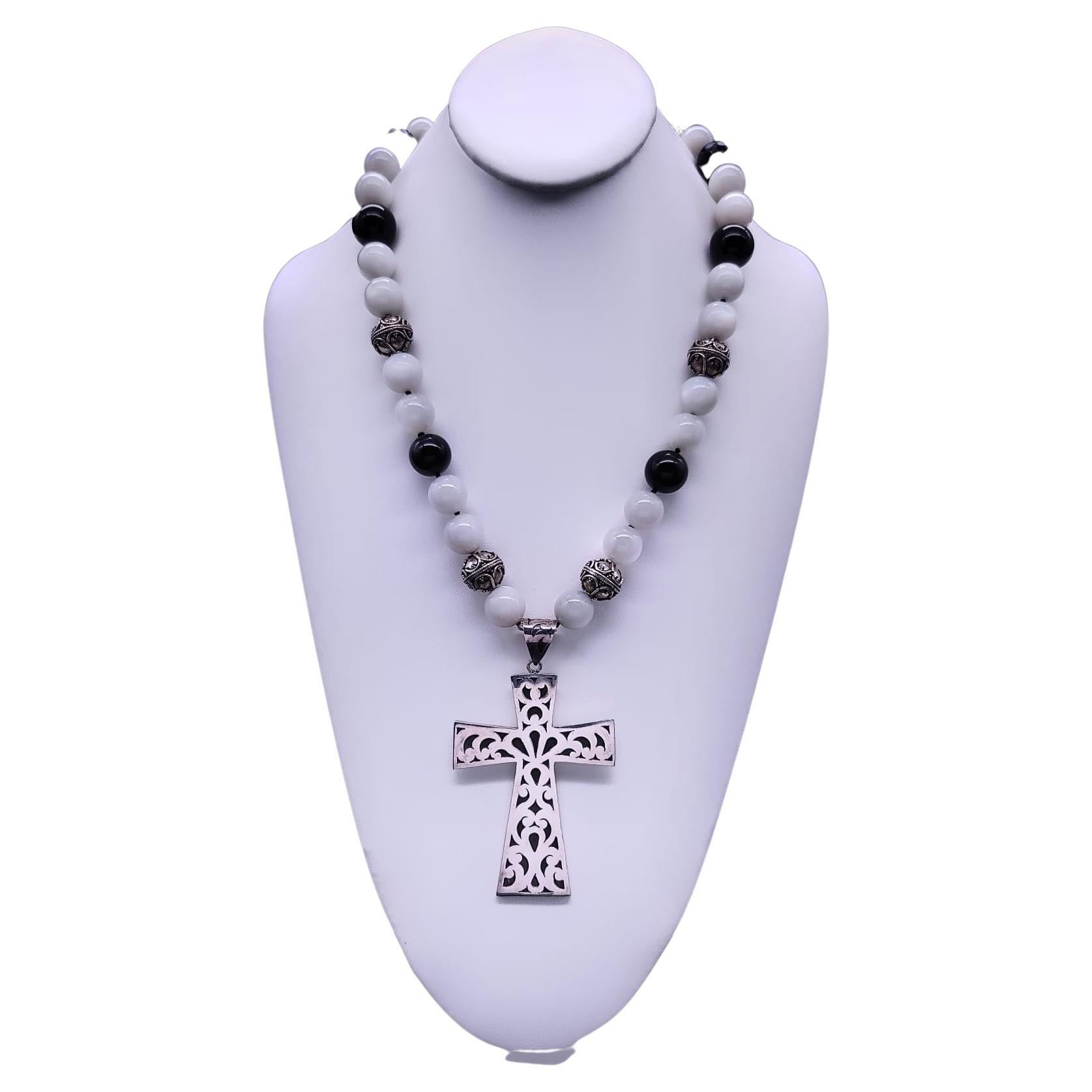 A.Jeschel: Halskette aus Mondstein und Onyx mit großem Kreuz aus Sterlingsilber im Angebot