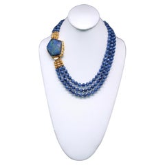 A.Jeschel Halskette aus poliertem Kyanit mit Perlen und Chrysocolla-Verschluss.