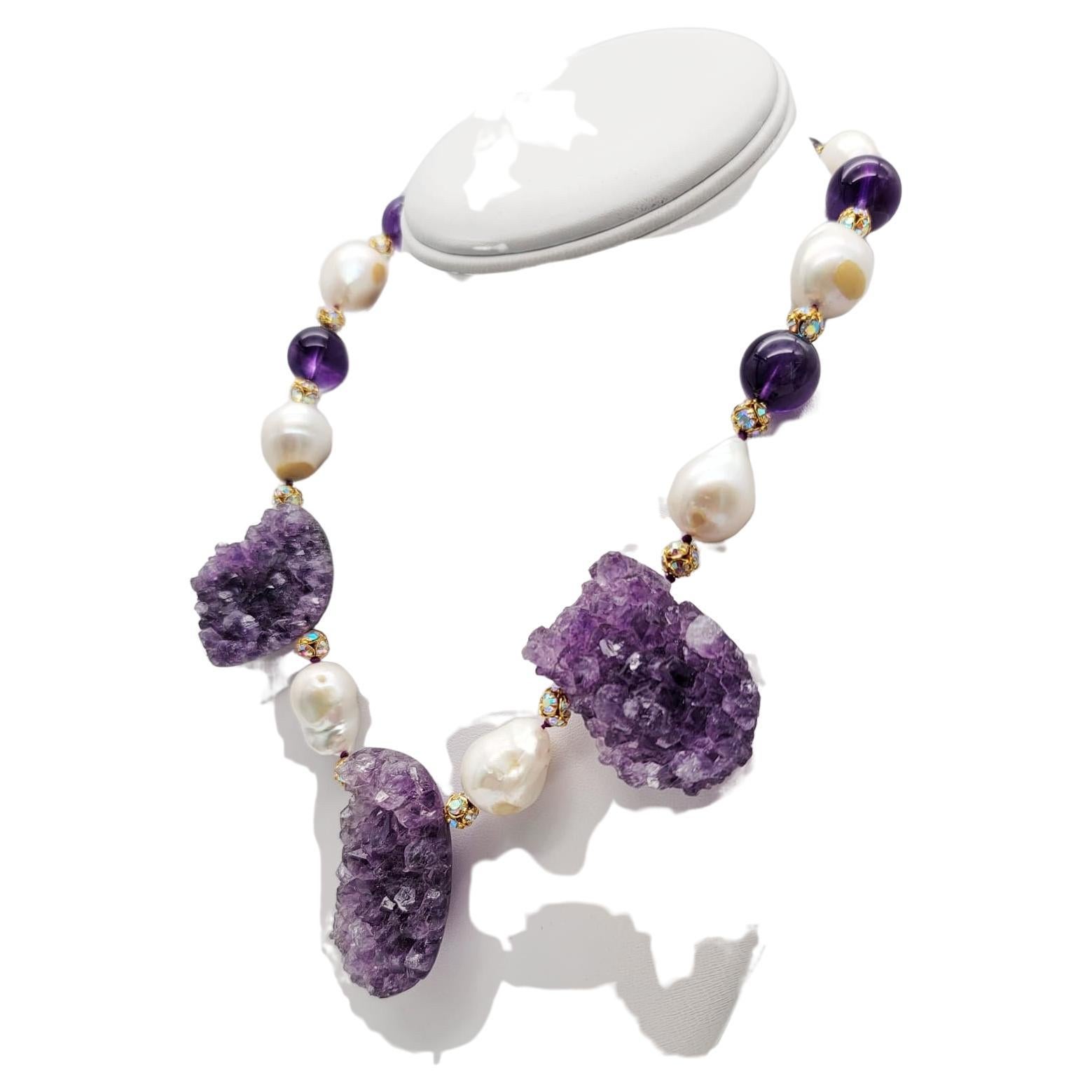 One-of-a-Kind
The kind of necklace that makes your heart beat faster, three beautiful richly veined amethyst geodes with polished back, center a striking necklace of elegant Baroque Pearls mixed with polished Amethyst 16mm beads. Spacers are vermeil