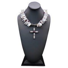 Halskette mit leuchtendem Perlen- und Rubinkreuz-Anhänger von A.Jeschel.