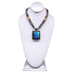 Collier A.Jeschel Brillant Labradorite avec un pendentif étonnant.