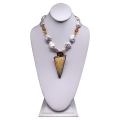 A.Jeschel  Collier à pendentif baroque de perles avec citrine et onyx.