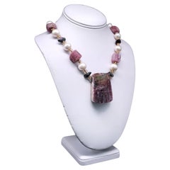 Collana con ciondolo a forma di specimen di tormalina di A.Jeschel