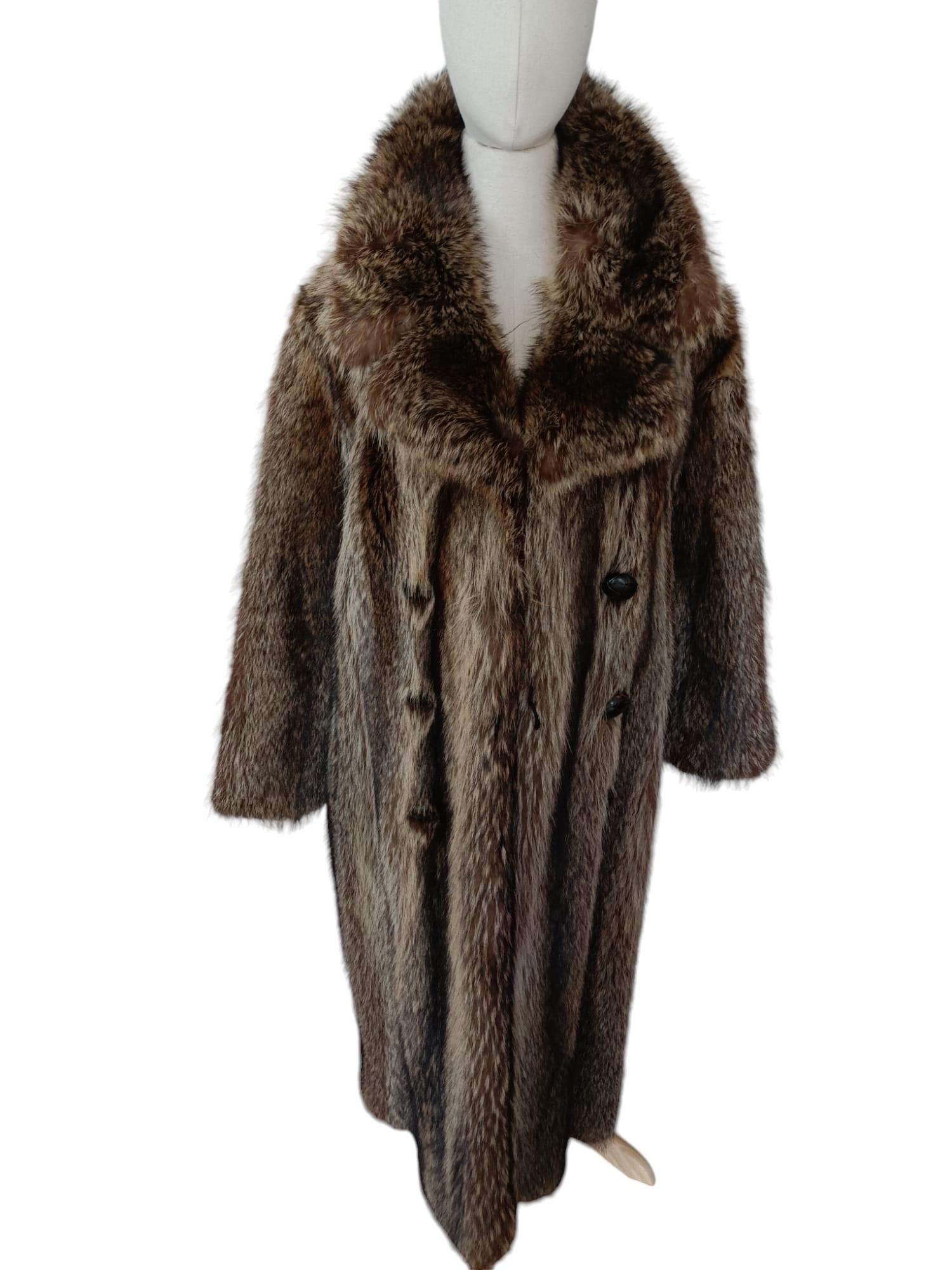 PRODUCT DESCRIPTION:


Impeccable men's Raccoon fur coat, classic notch collar, nice big fluffy skins, no damages, like new 

Condition: pre-owned 

Closure: Buttons

Color: Raccoon

Material: Raccoon

Garment type: Coat

Sleeves: Straight

Pockets: