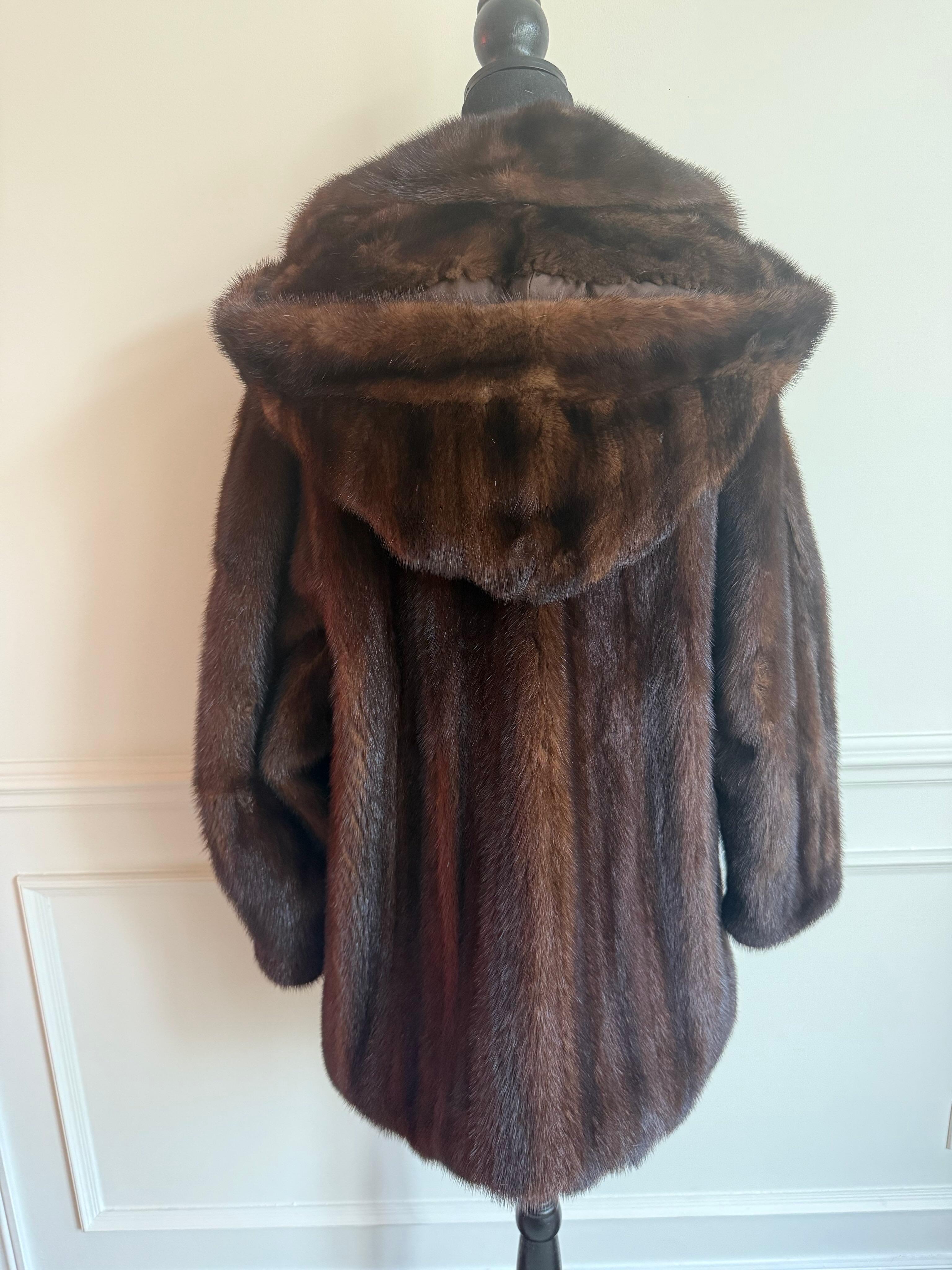 Manteau en fourrure de vison demi-buffle avec capuche, taille 10, non utilisé en vente 6