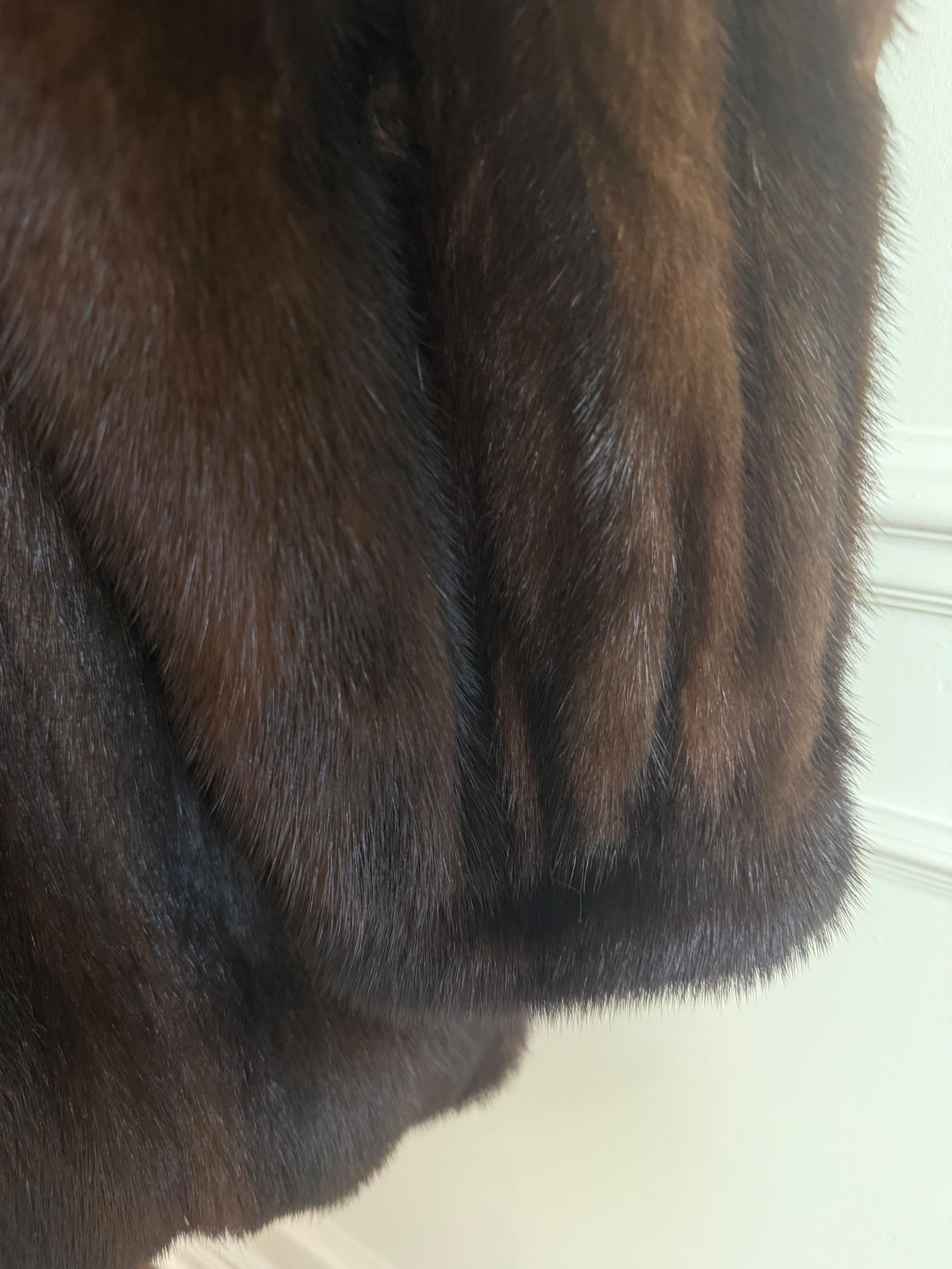 Manteau en fourrure de vison demi-buffle avec capuche, taille 10, non utilisé en vente 7