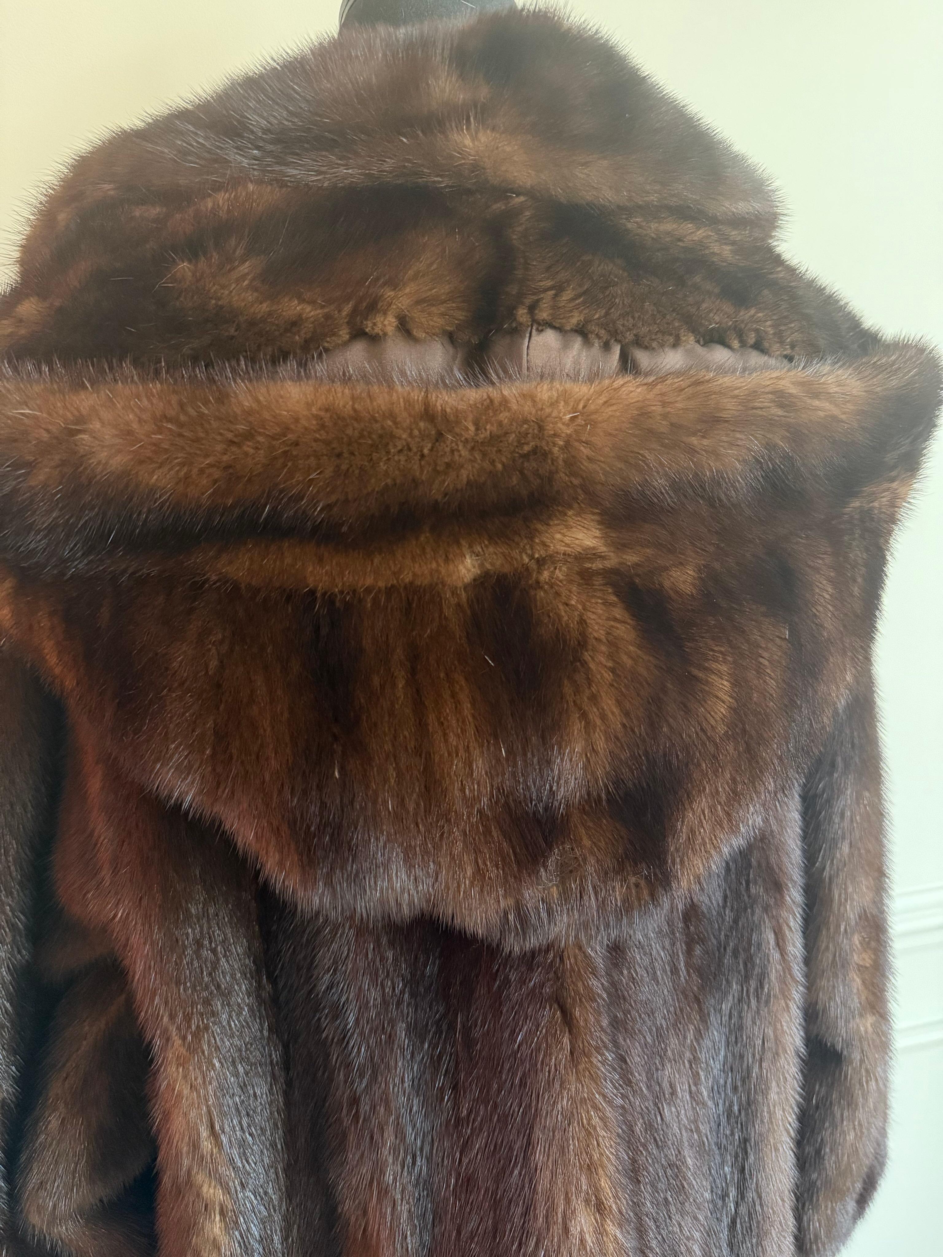 Manteau en fourrure de vison demi-buffle avec capuche, taille 10, non utilisé en vente 8