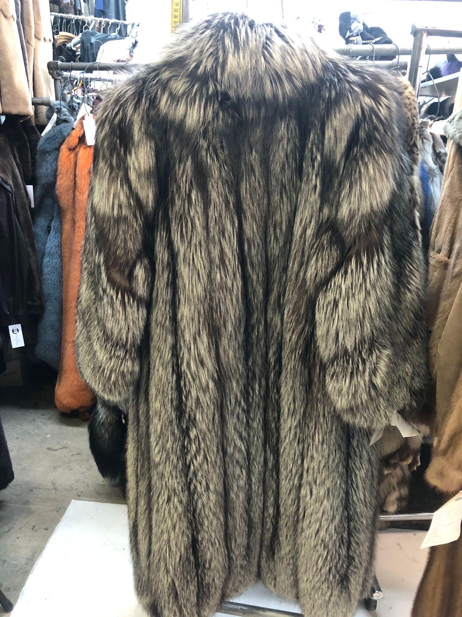 Nuovo cappotto in pelliccia di volpe argentata Saga Furs taglia 6/S in vendita 12