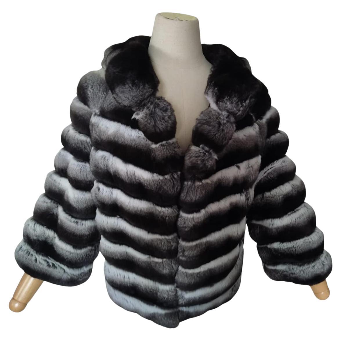 Neuf rare fourrure de chinchilla en velours noir taille 10/M étiquette 13000$. en vente