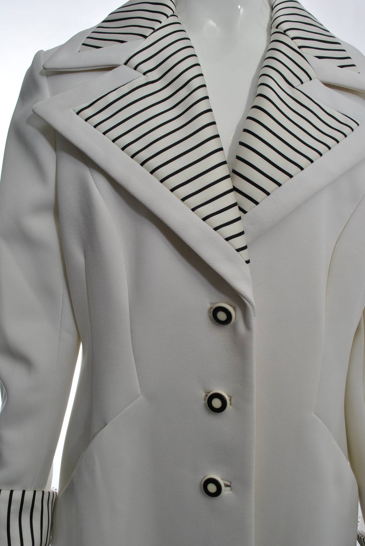 Grigio Cappotto The Lilli Ann bianco con dettagli a righe, taglia grande in vendita