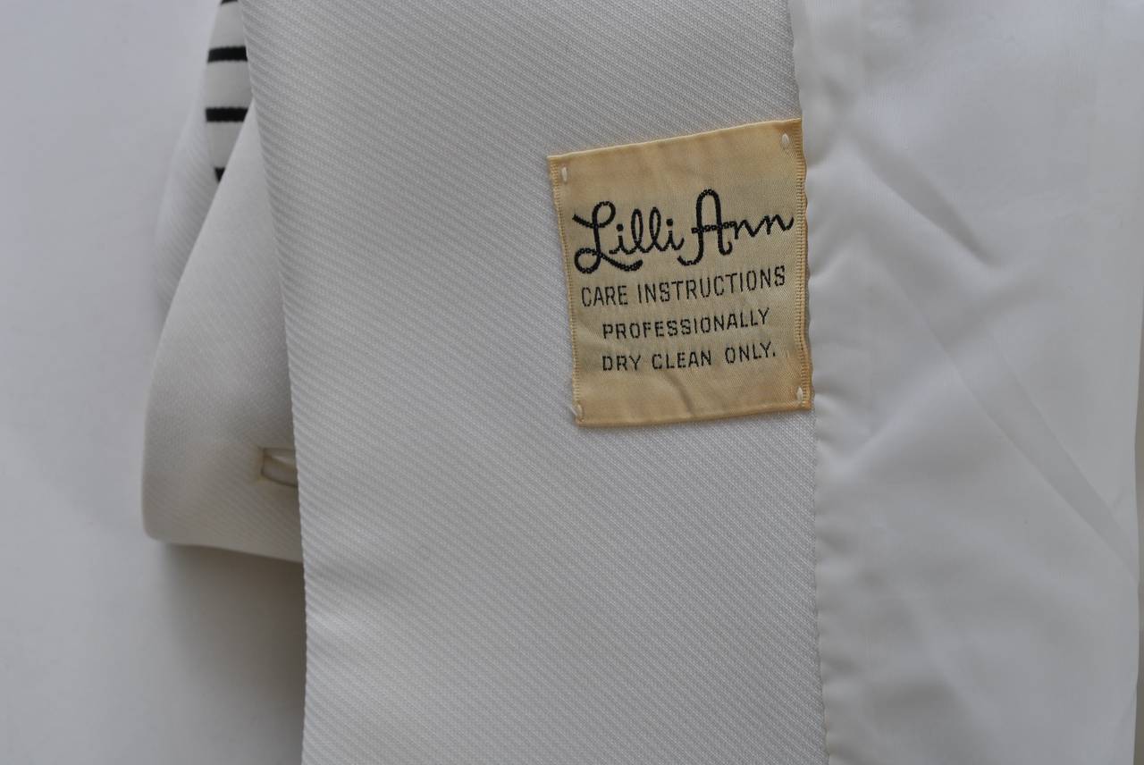 Cappotto The Lilli Ann bianco con dettagli a righe, taglia grande in vendita 3