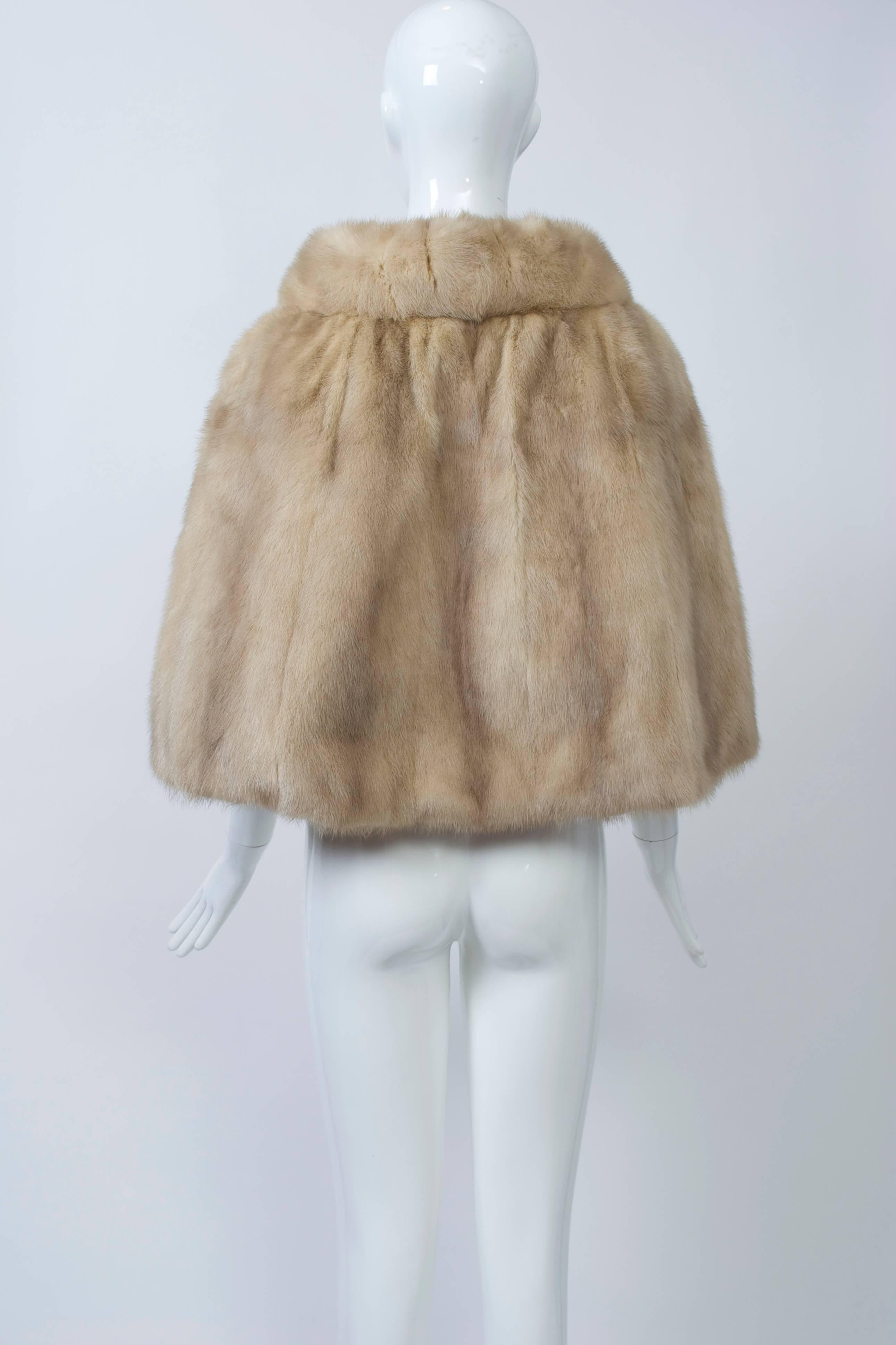 Honey Mink Capelet In Excellent Condition In Alford, MA