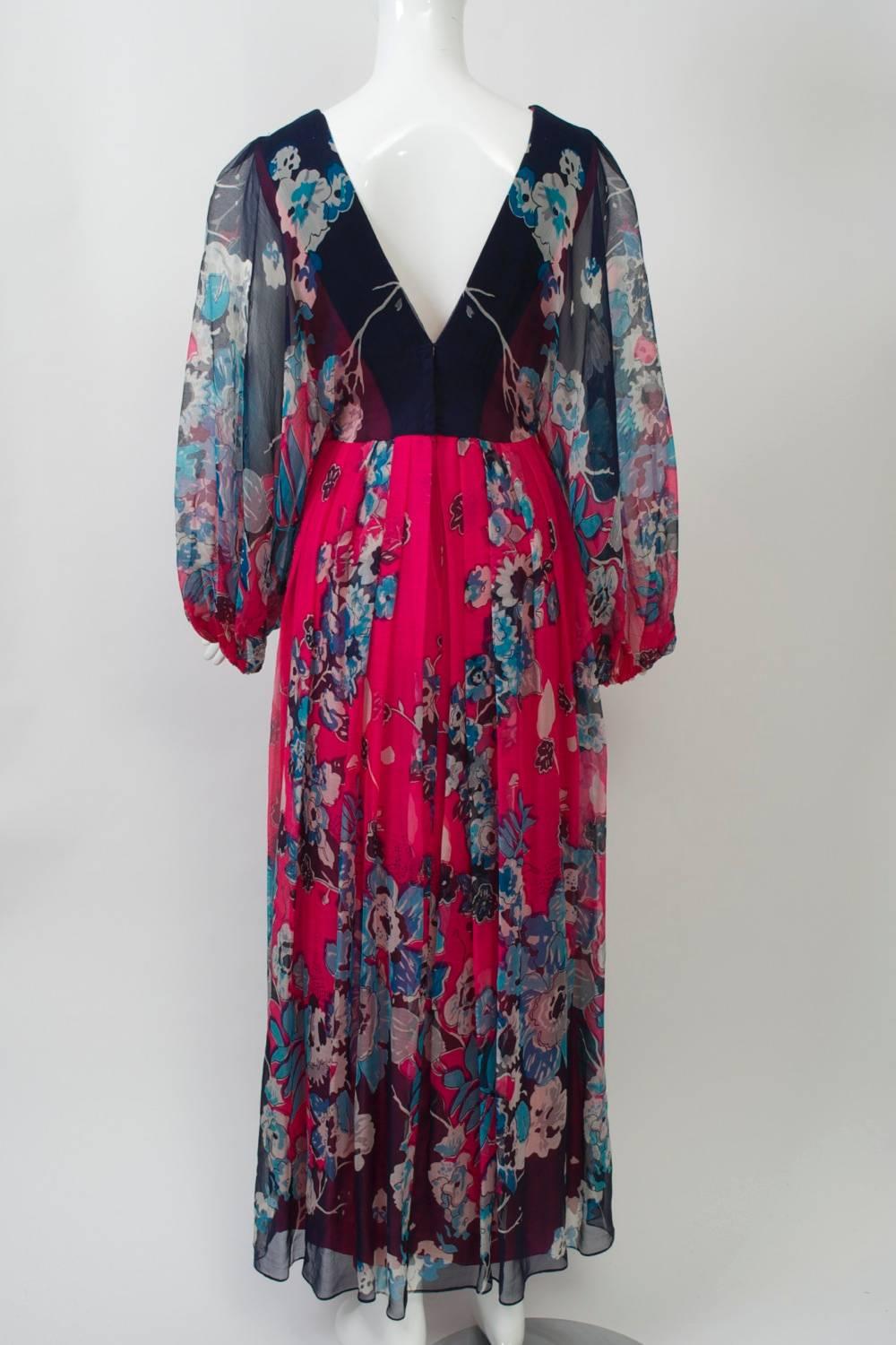 Fuchsia/Marinefarbenes Kleid aus Seide mit Chiffondruck im Zustand „Hervorragend“ im Angebot in Alford, MA