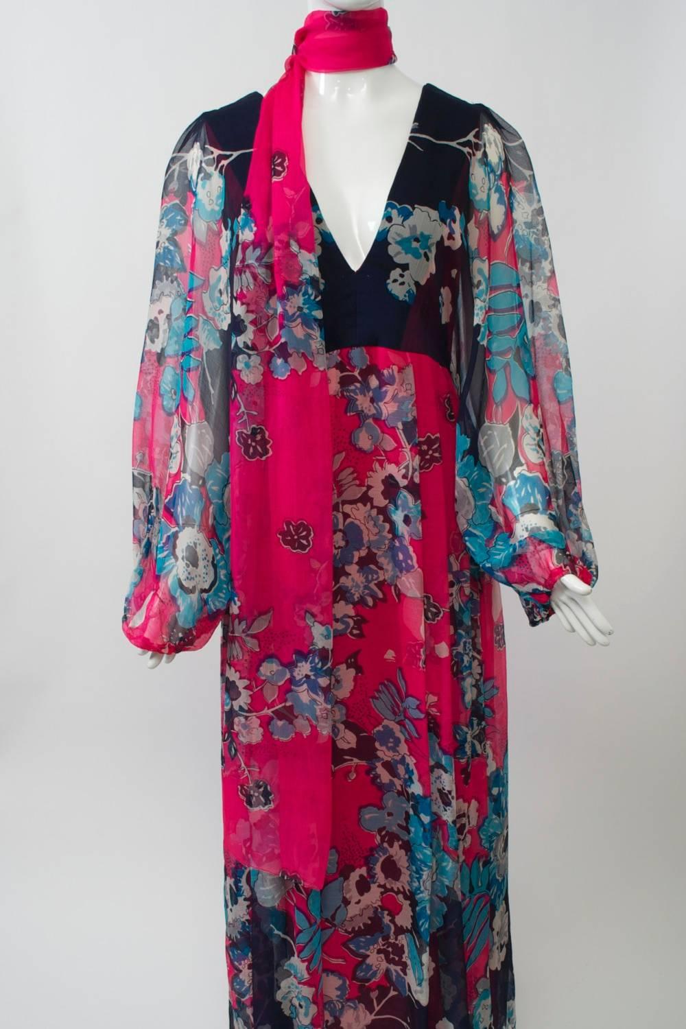 Fuchsia/Marinefarbenes Kleid aus Seide mit Chiffondruck Damen im Angebot