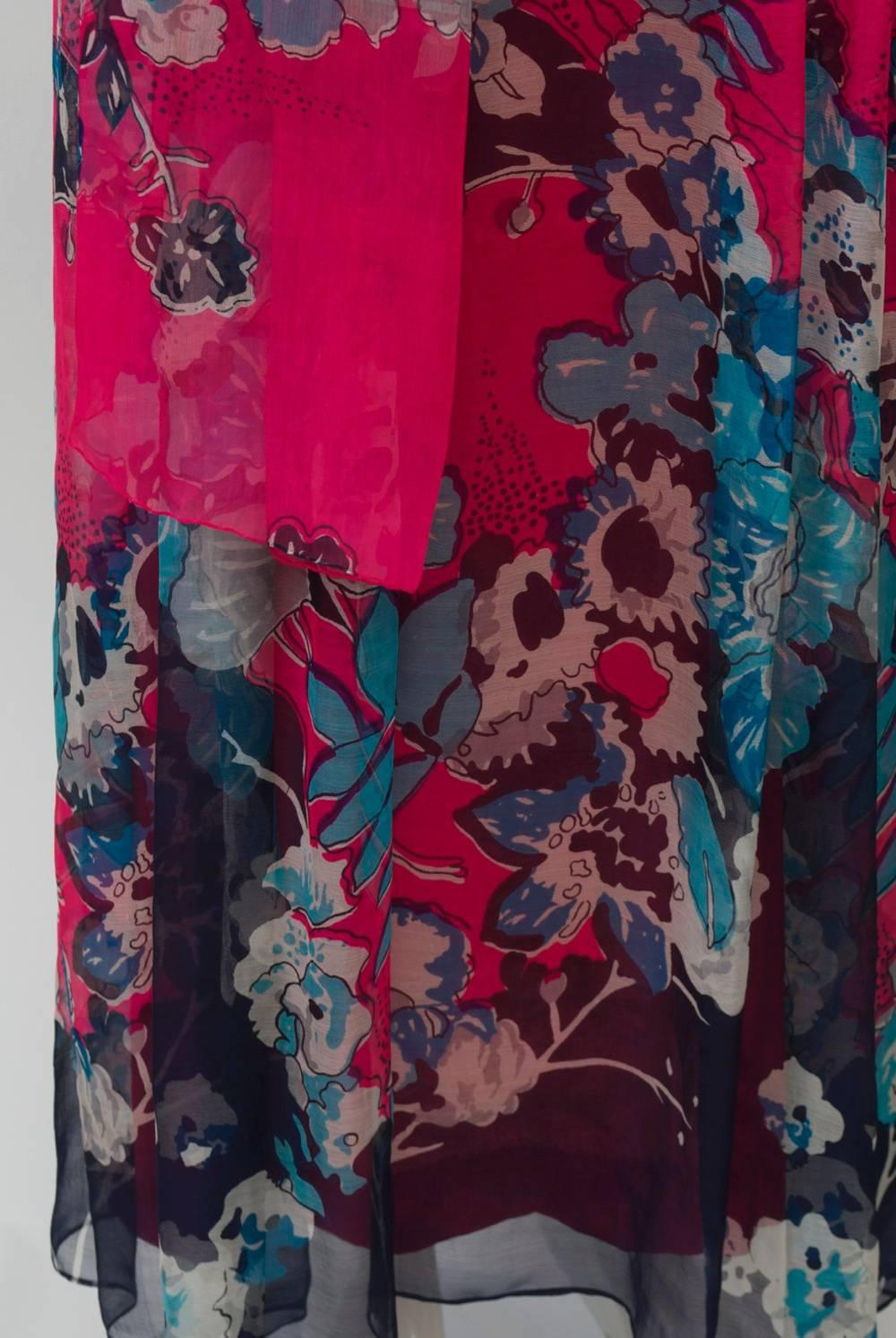 Fuchsia/Marinefarbenes Kleid aus Seide mit Chiffondruck im Angebot 1