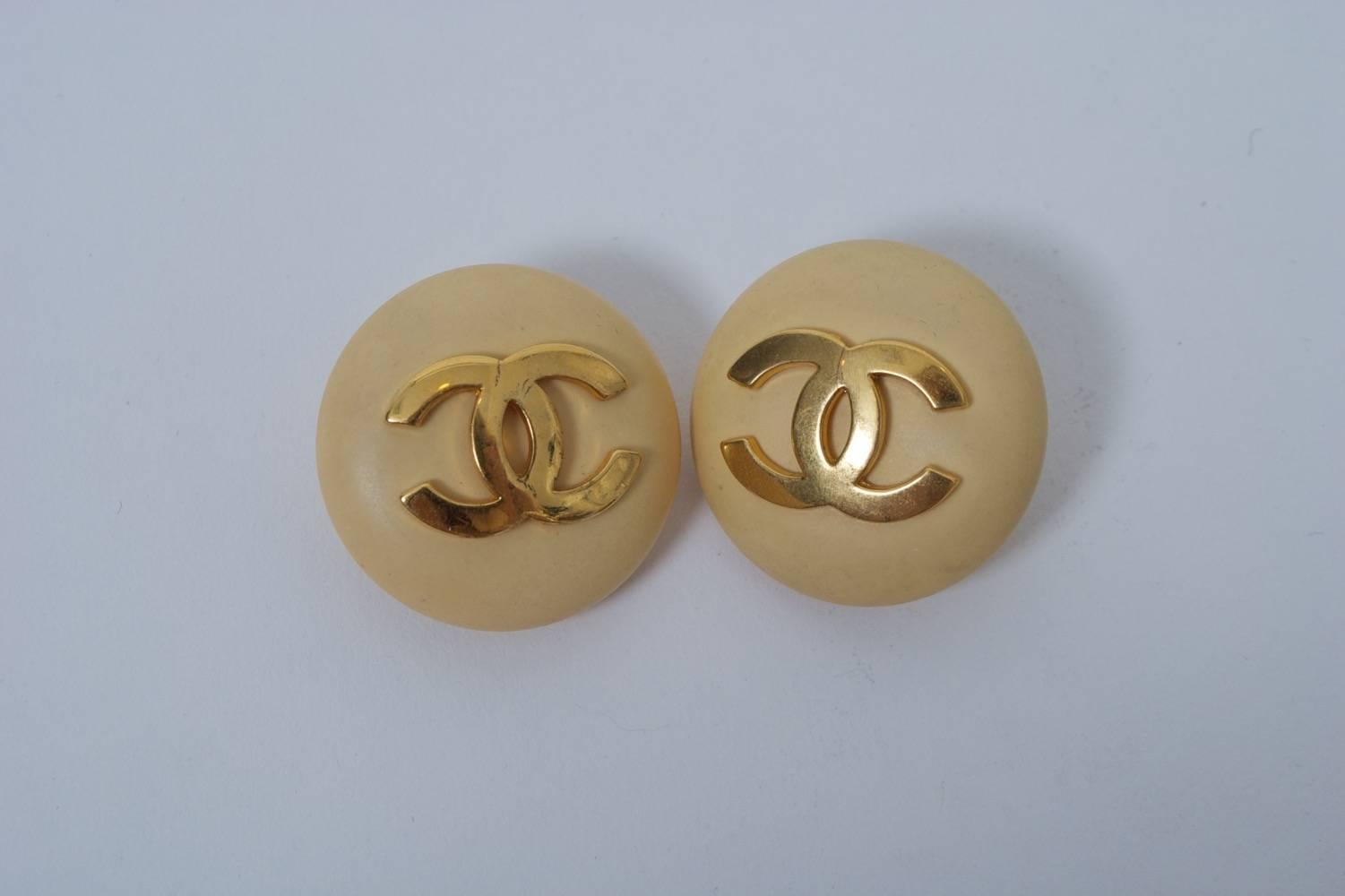 Chanel 1980s Beige Button Earrings In Excellent Condition In Alford, MA