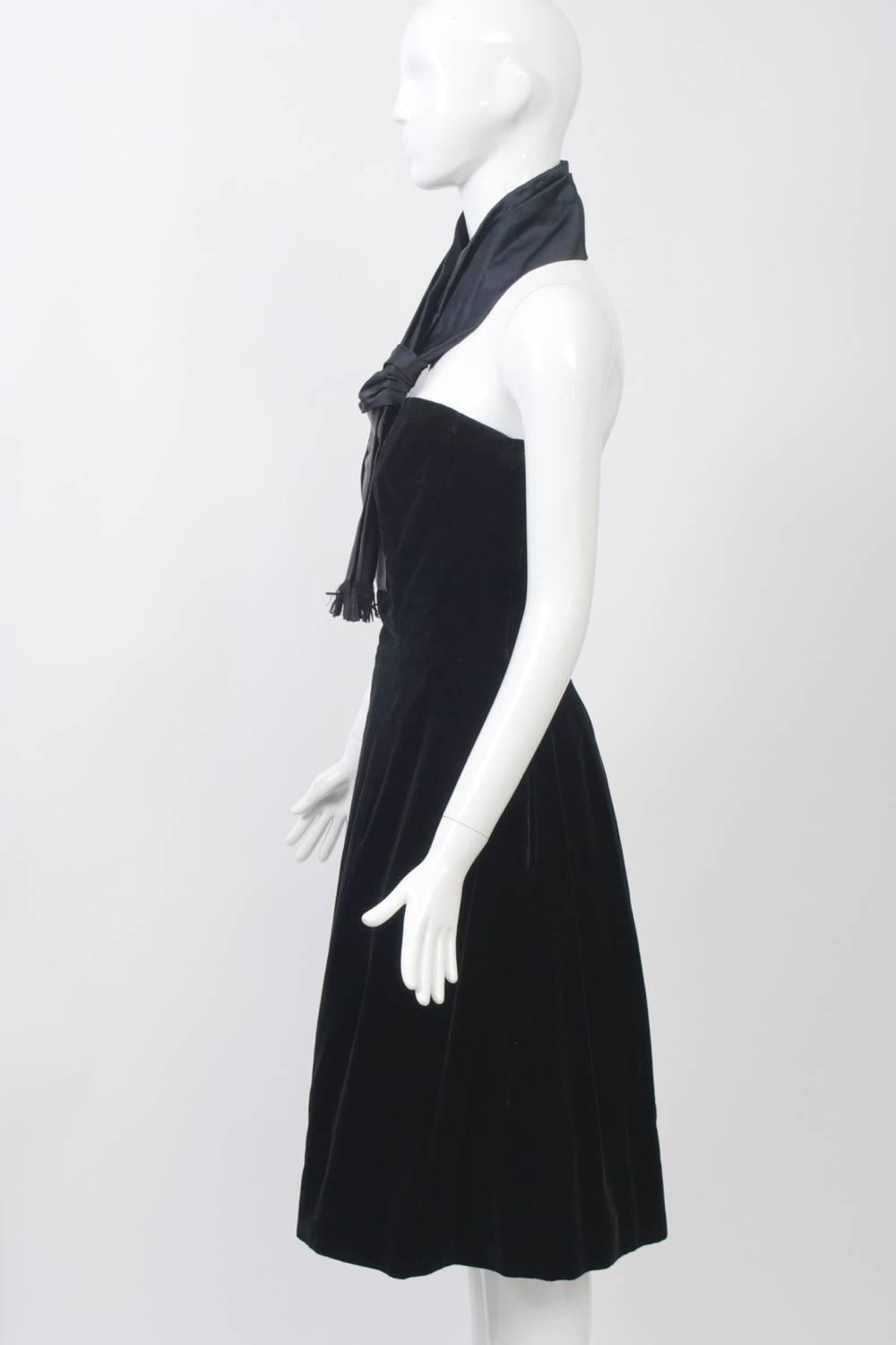 Vestido Halter de Terciopelo Suzanne Talbot Negro en venta