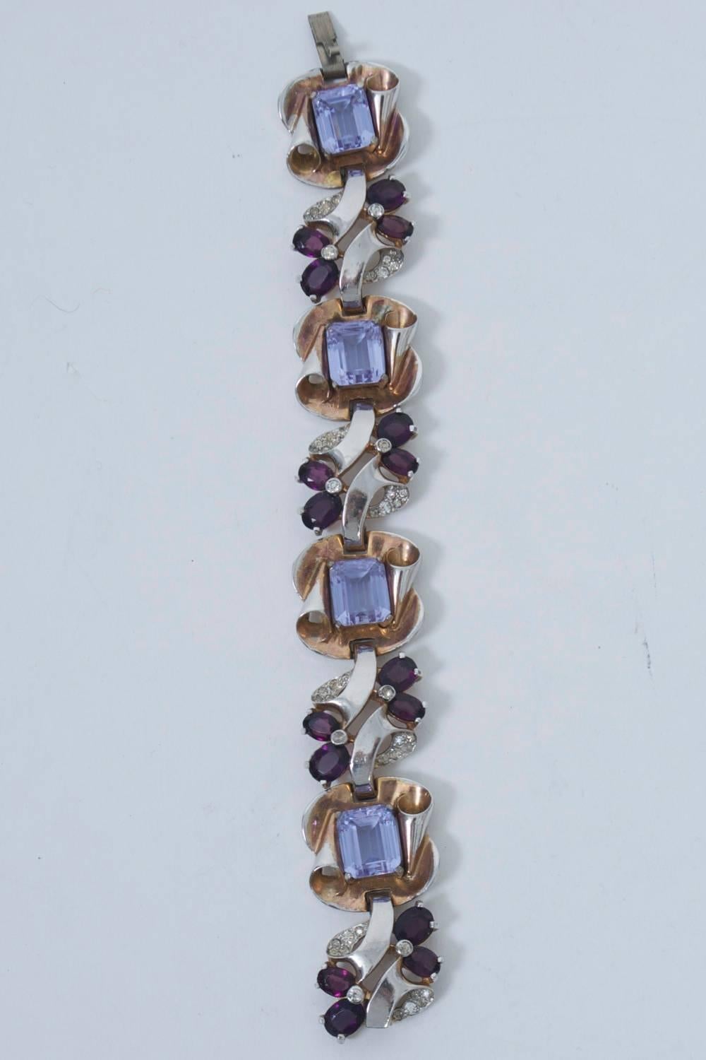 Retro-Armband von Mazer aus goldfarbenem und silbernem Metall mit lavendelfarbenen und lilafarbenen Steinen, die durch kleine Strasssteine in einem sich wiederholenden Gliederdesign akzentuiert werden.