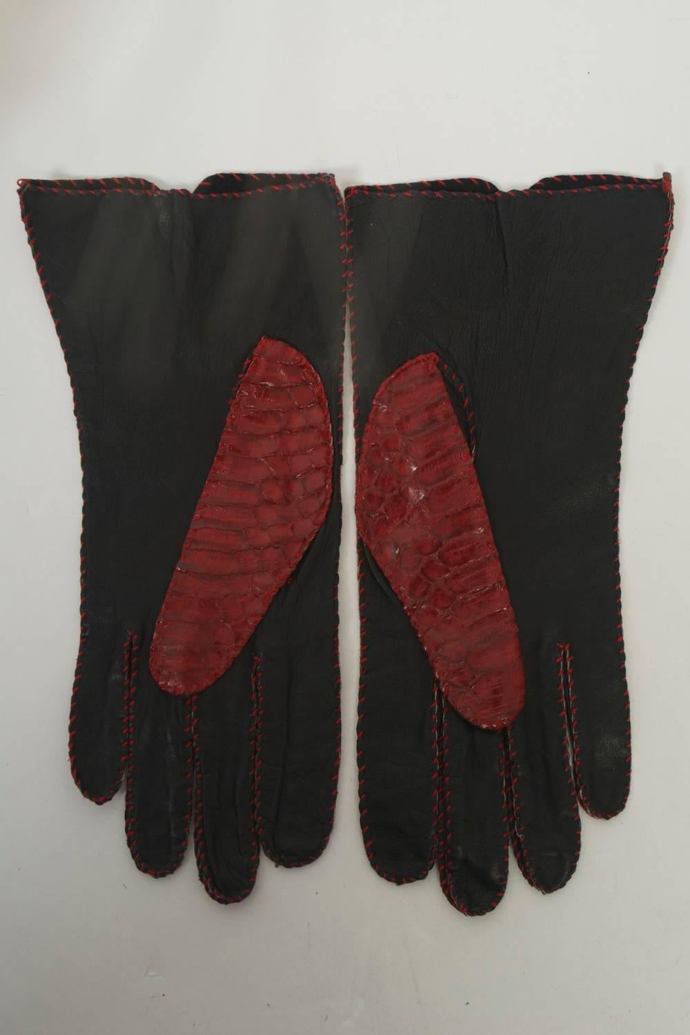 Rote Schlangenhaut-Handschuhe im Zustand „Hervorragend“ im Angebot in Alford, MA