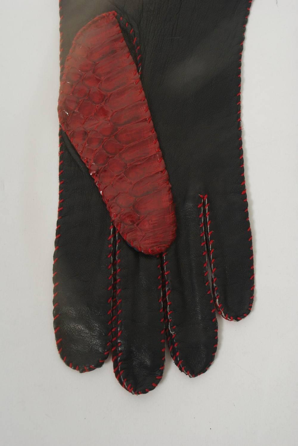 Rote Schlangenhaut-Handschuhe im Angebot 3