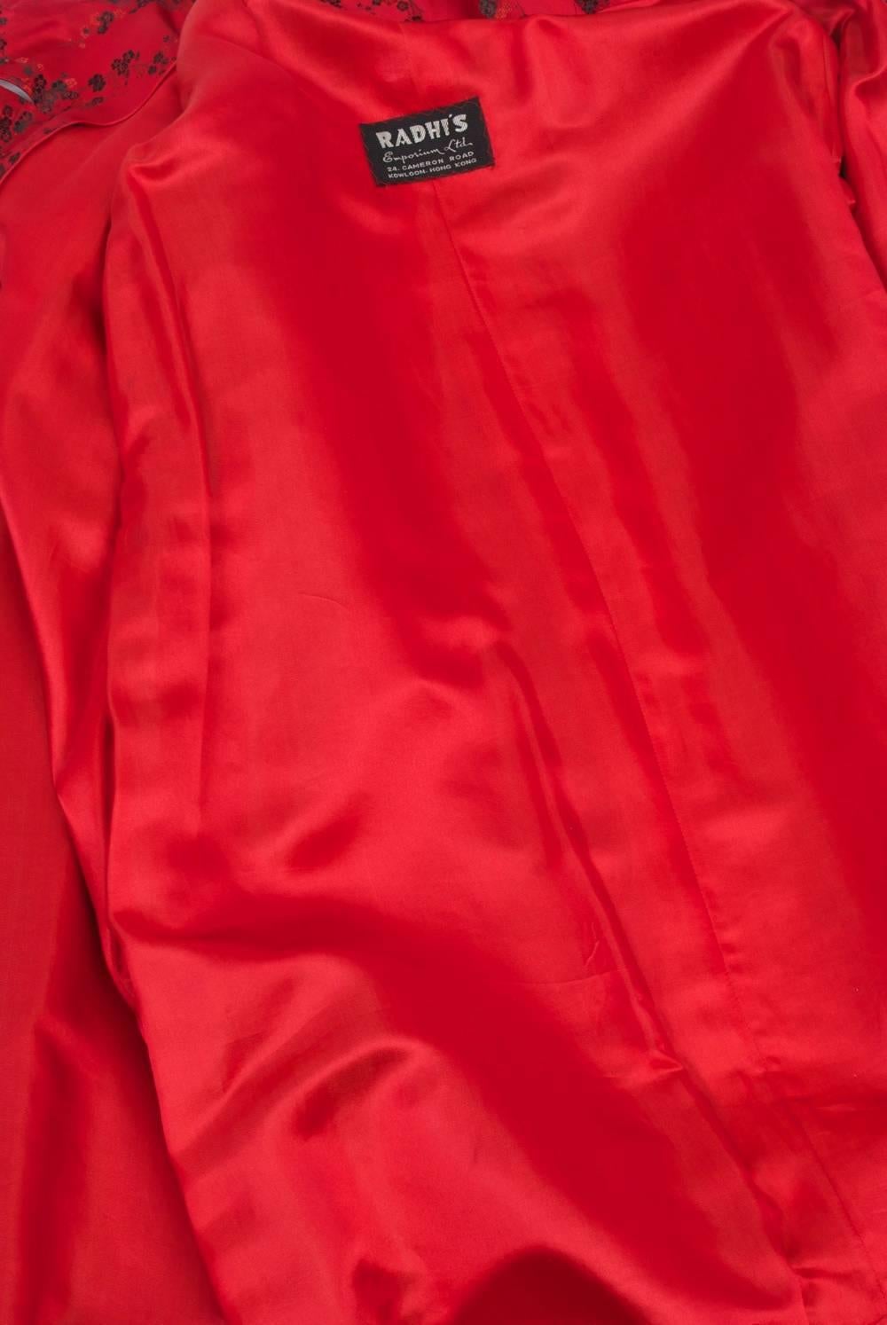 Manteau Hong Kong en brocart rouge en vente 1