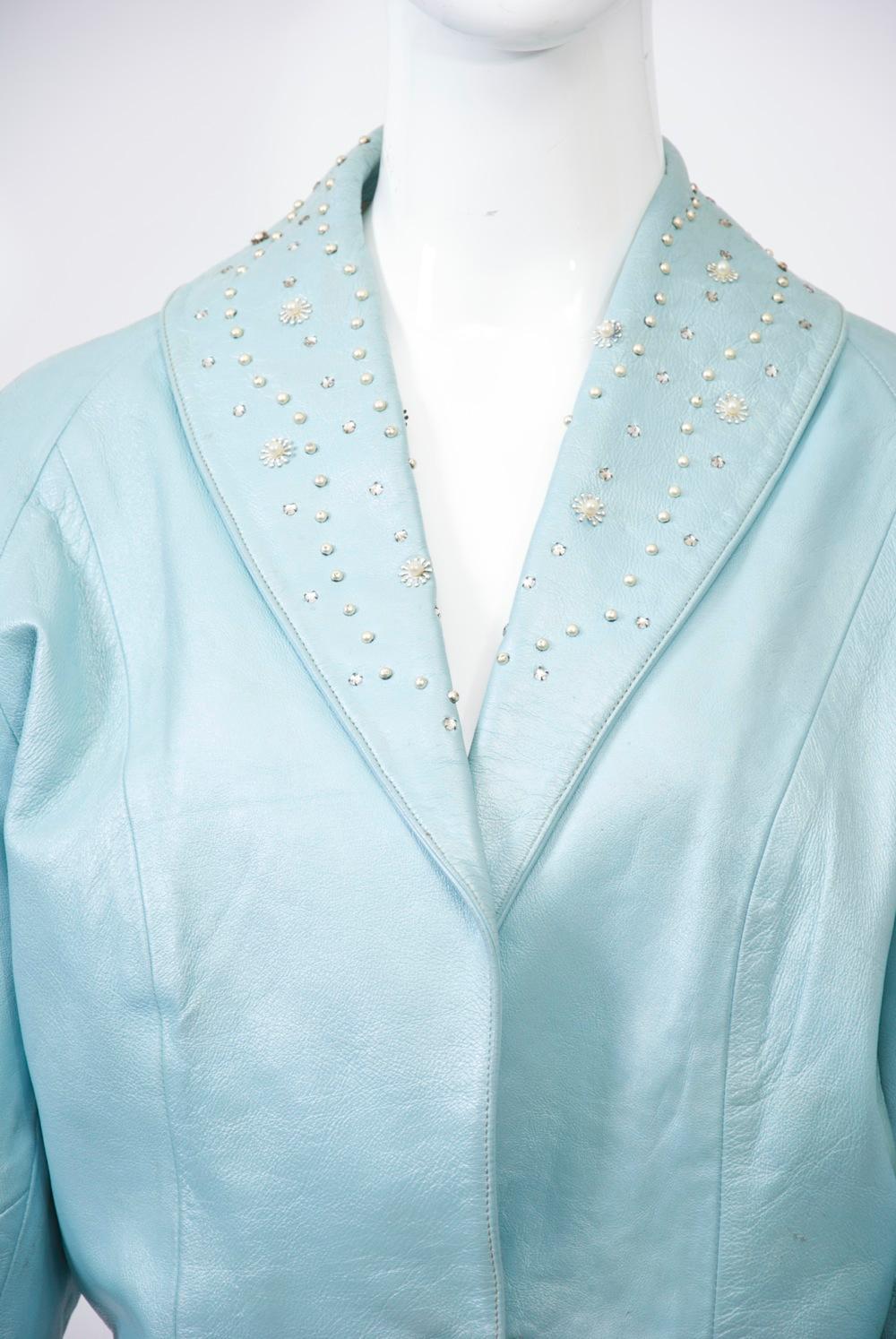 Bleu Veste courte en cuir bleu ornée de perles en vente
