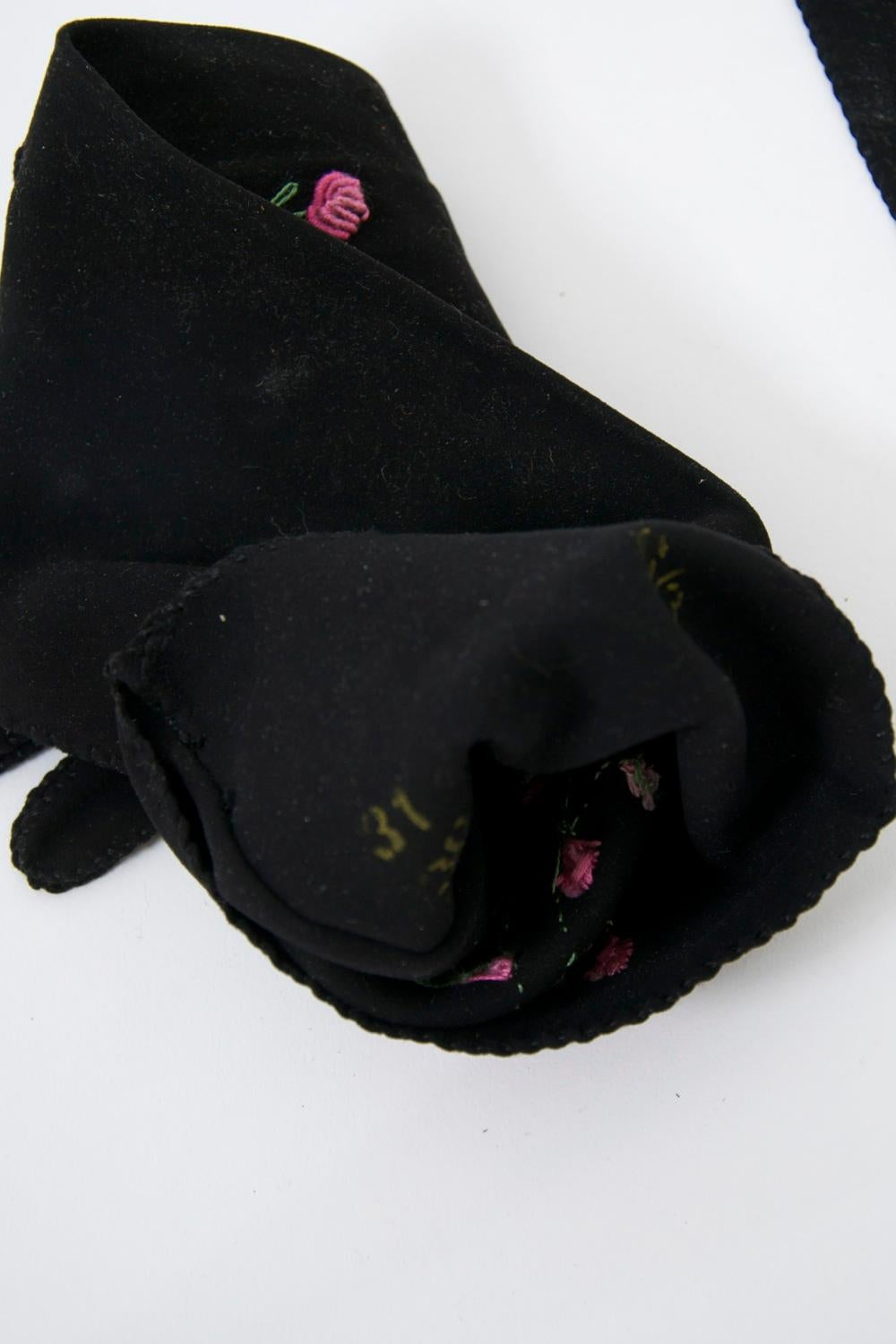Floral Embroidered Gloves In Good Condition In Alford, MA