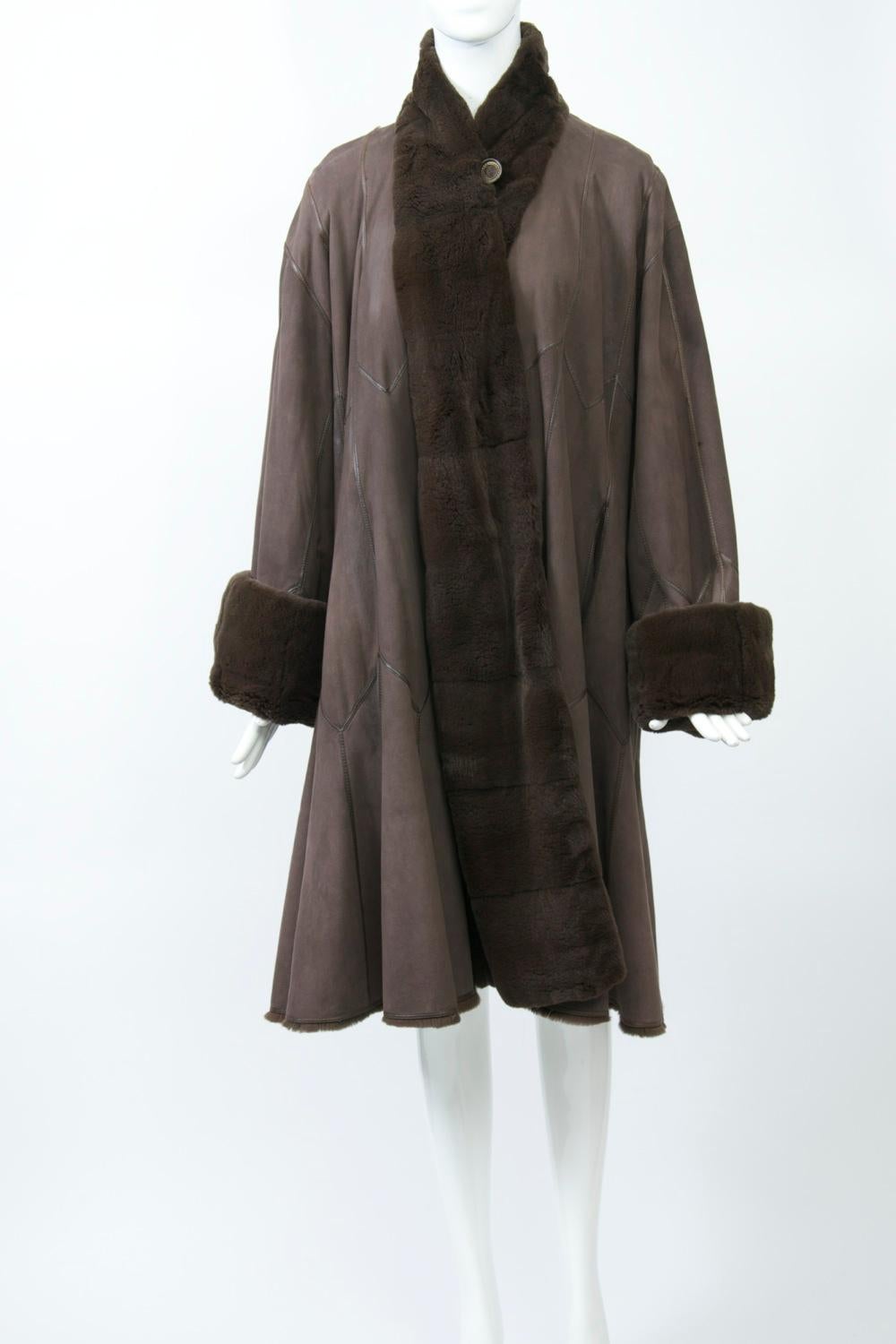 Reversible sheared mink coat in brown by Giuliana Teso, whose firm was founded in 1980 and has since been known for its high-quality furs and interesting designs. This swing coat, designed for Bergdorf Goodman, has a grand sweep of fur and can be