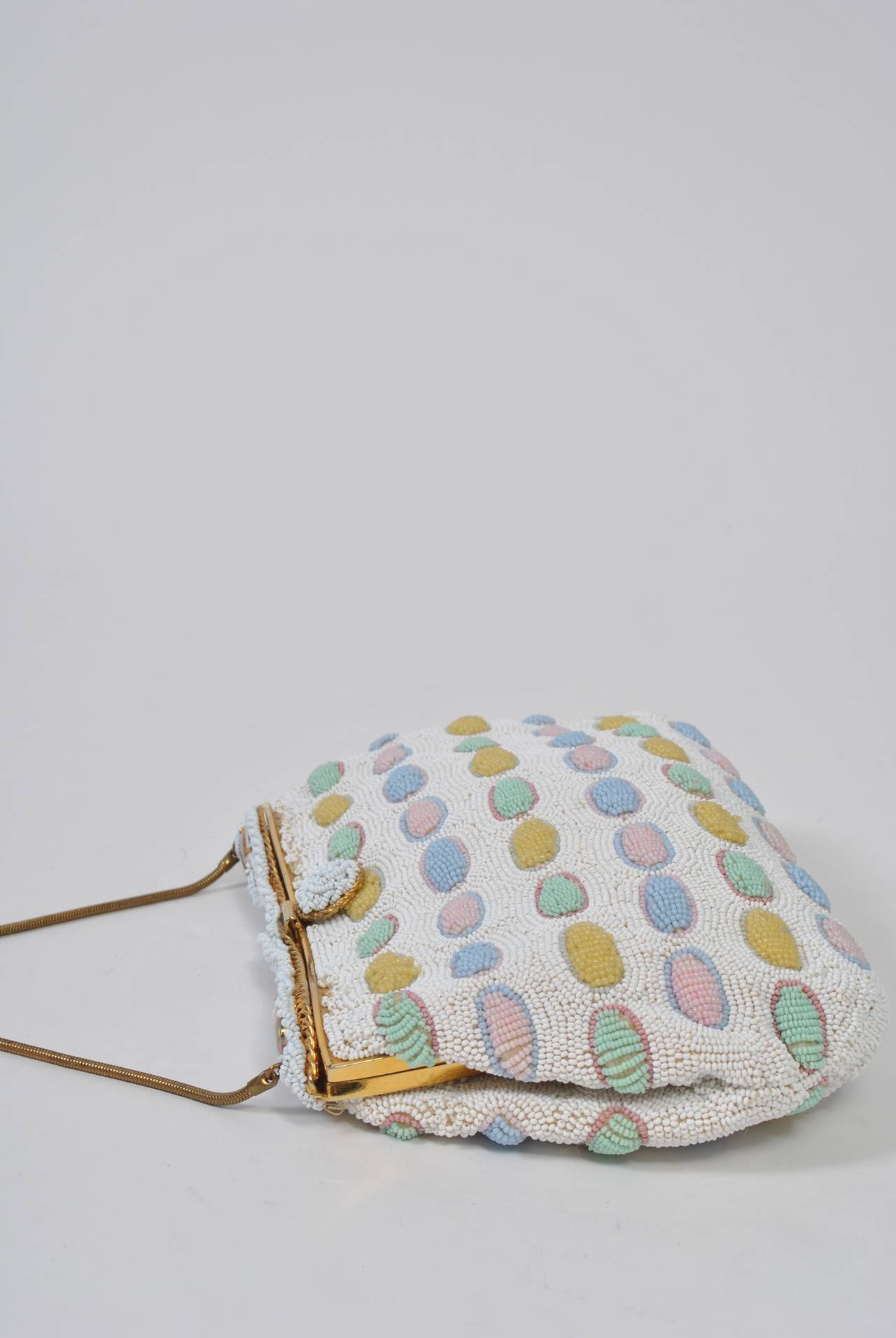 Sac en perles couleur pastel en vente 2