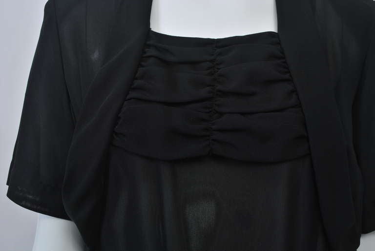Noir Robe noire avec ceinture cloutée des années 1940 en vente
