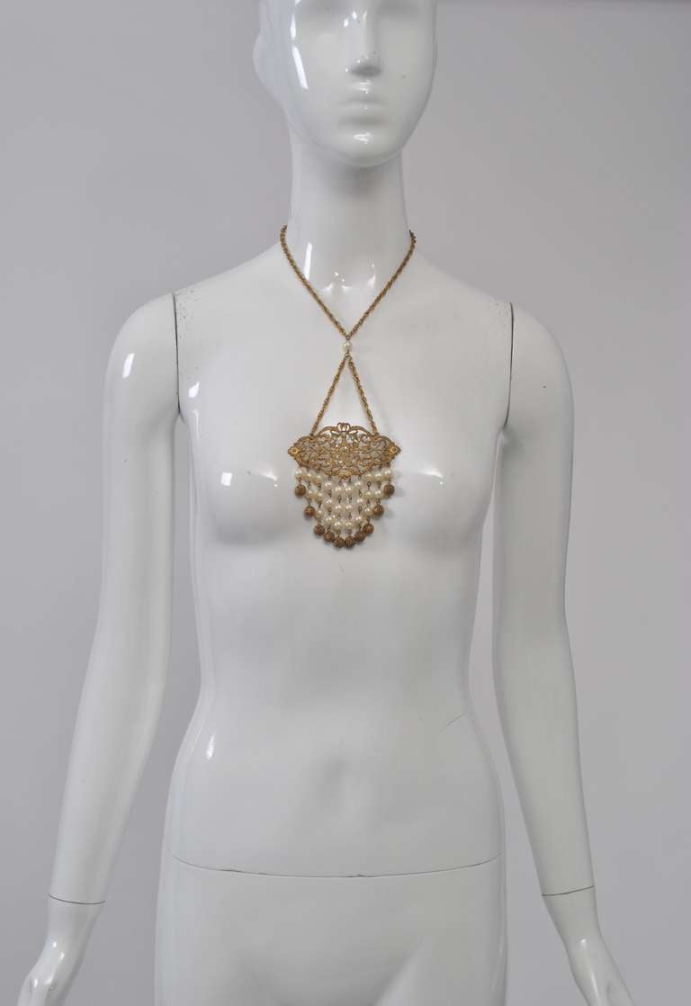 Collier vintage avec médaillon perlé et perles Excellent état - En vente à Alford, MA
