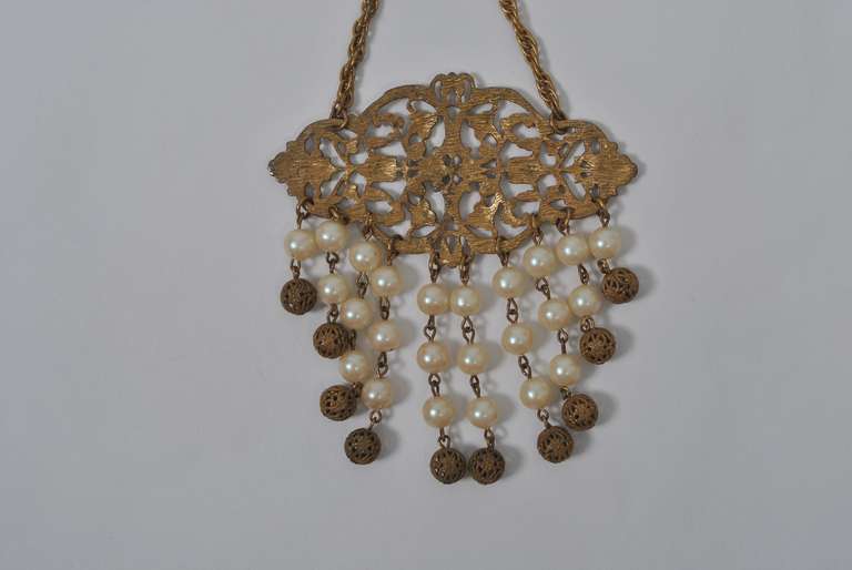 Collier vintage avec médaillon perlé et perles en vente 2