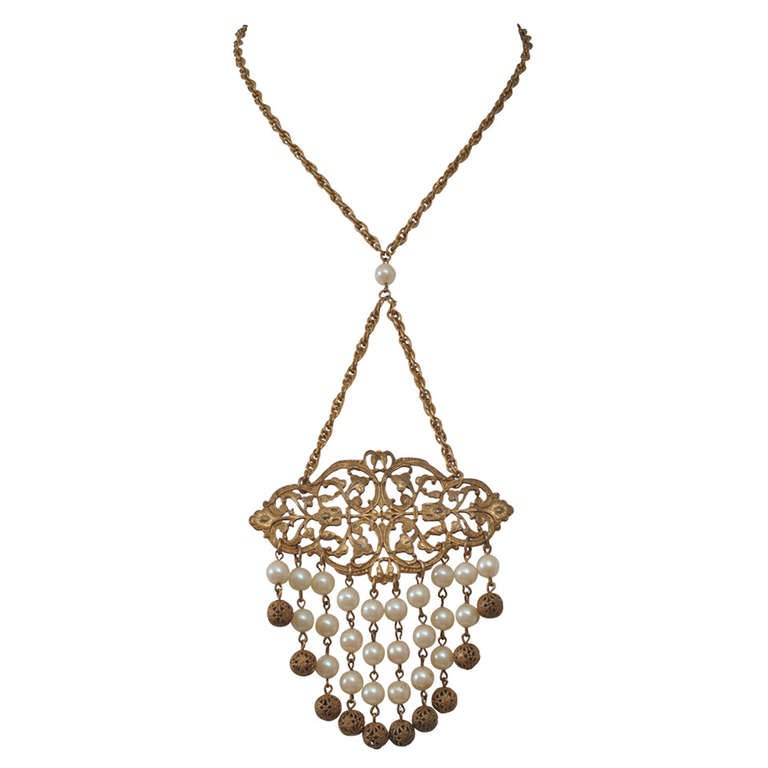 Collier vintage avec médaillon perlé et perles en vente